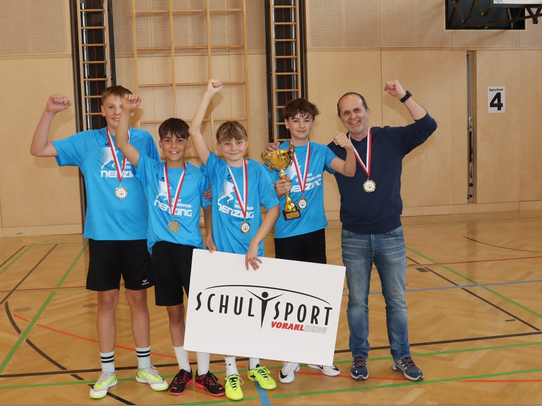 In der Kategorie „Mini“ brillierten Dennis Fischer, Jonas Flügel, Christoph Neumeister und Nolan Schuster – im Bild mit Lehrer Jürgen Gehringer. In der Kategorie „Mini“ brillierten Dennis Fischer, Jonas Flügel, Christoph Neumeister und Nolan Schuster – im Bild mit Lehrer Jürgen Gehringer.