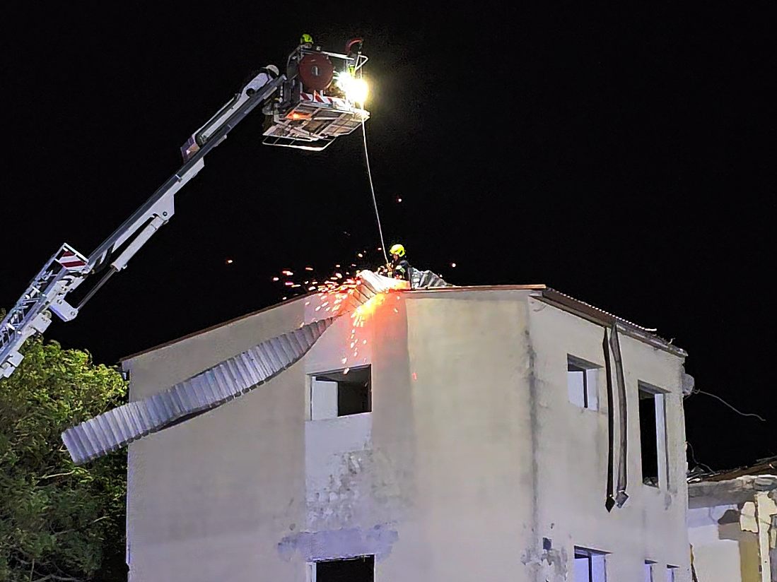 Die Feuerwehr konnte die losen Teile abtrennen.