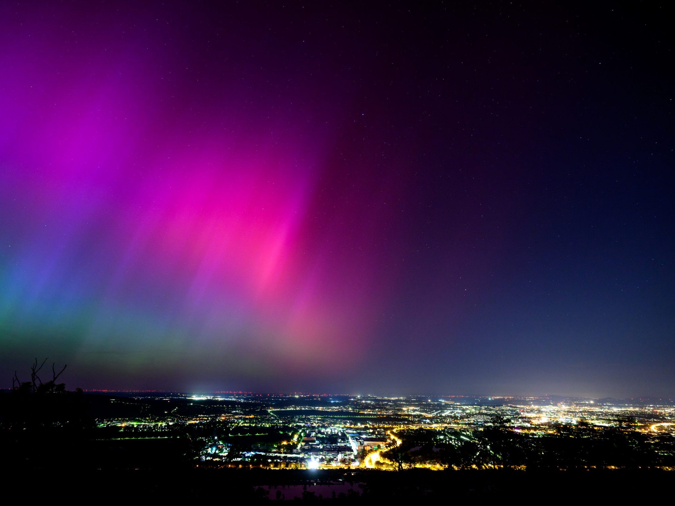 Polarlichter leuchten in der Nacht auf Samstag über Wien.