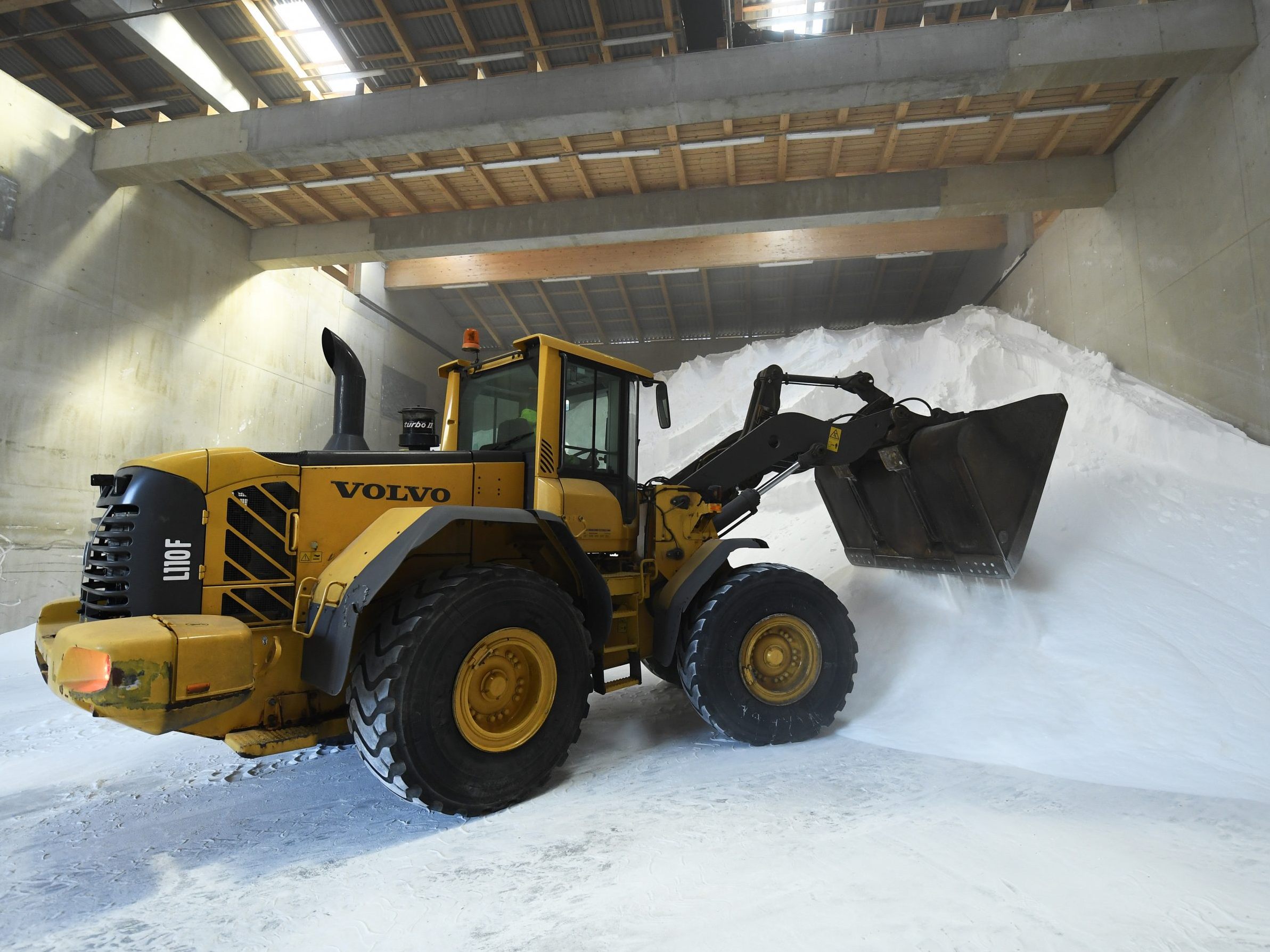 Weniger Streusalzverbrauch gibt es aufgrund von milderen Wintern.