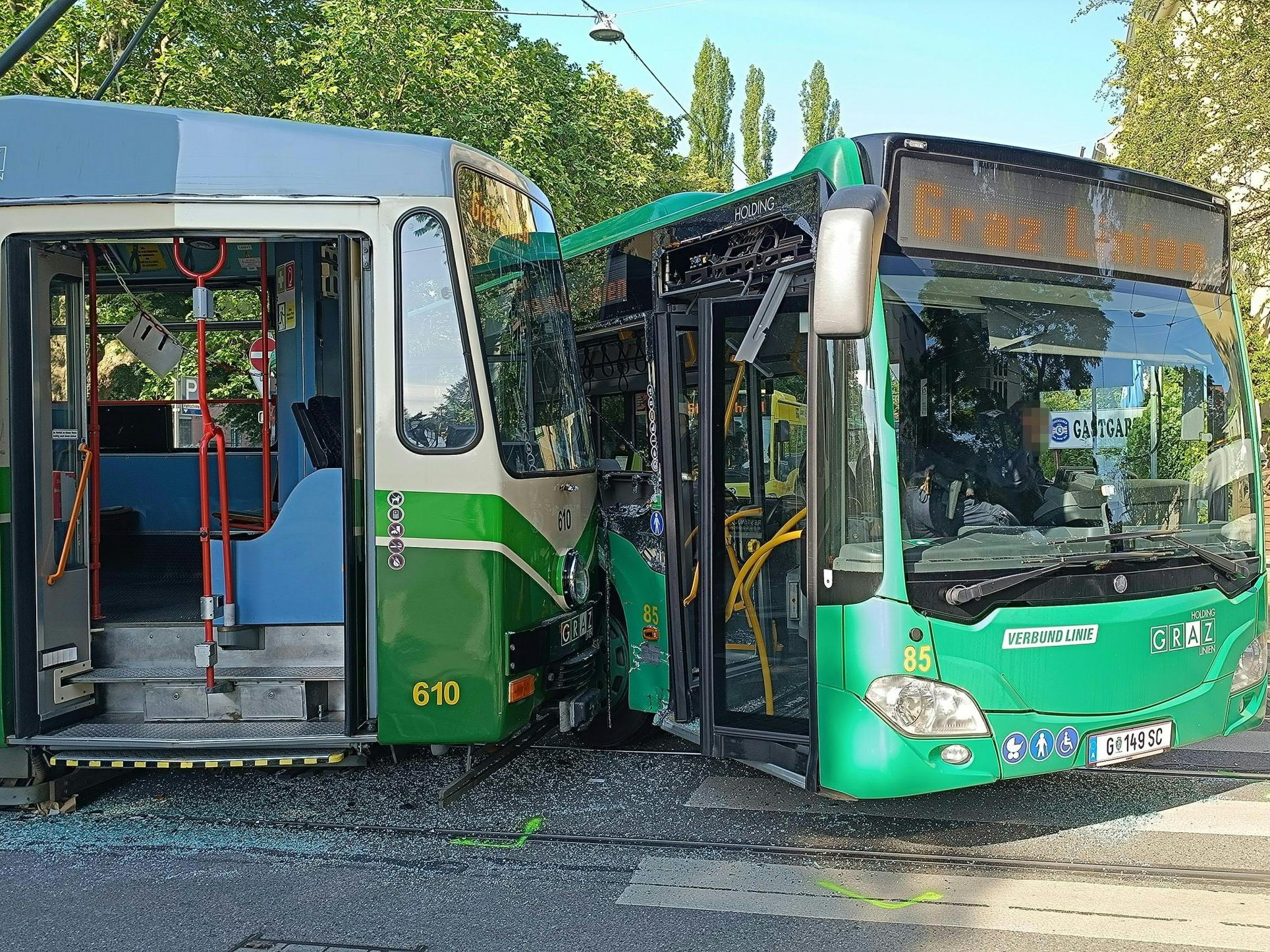 Eine Straßenbahn und ein Bus stießen in Graz zusammen.