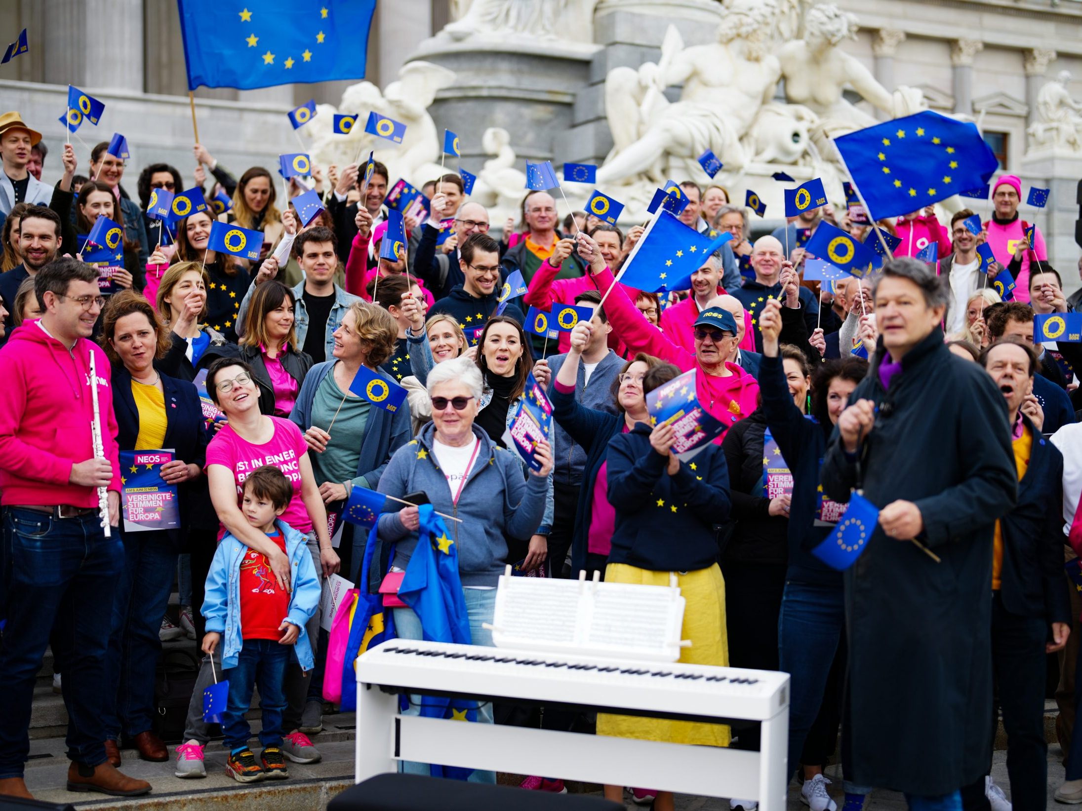 NEOS versuchten sich im EU-Wahlkampf als Chor. NEOS versuchten sich im EU-Wahlkampf als Chor.