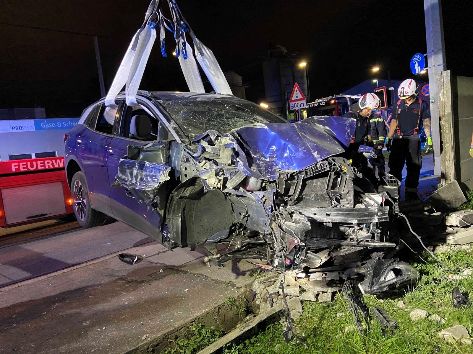 Der Motorraum des E-Autos wurde bei dem Unfall komplett zerstört. Der Motorraum des E-Autos wurde bei dem Unfall komplett zerstört.