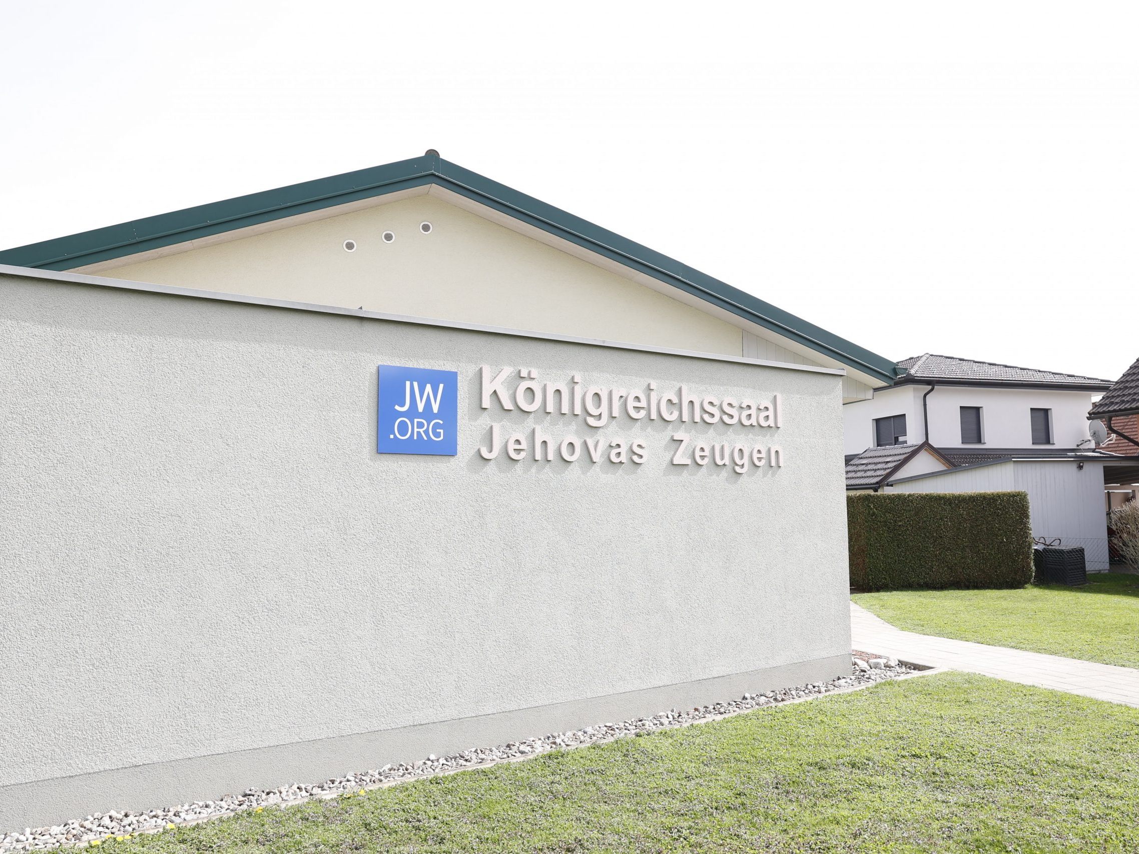 Ein Verdächtiger zu den Bomben bei den Zeugen Jehovas wurde geschnappt.