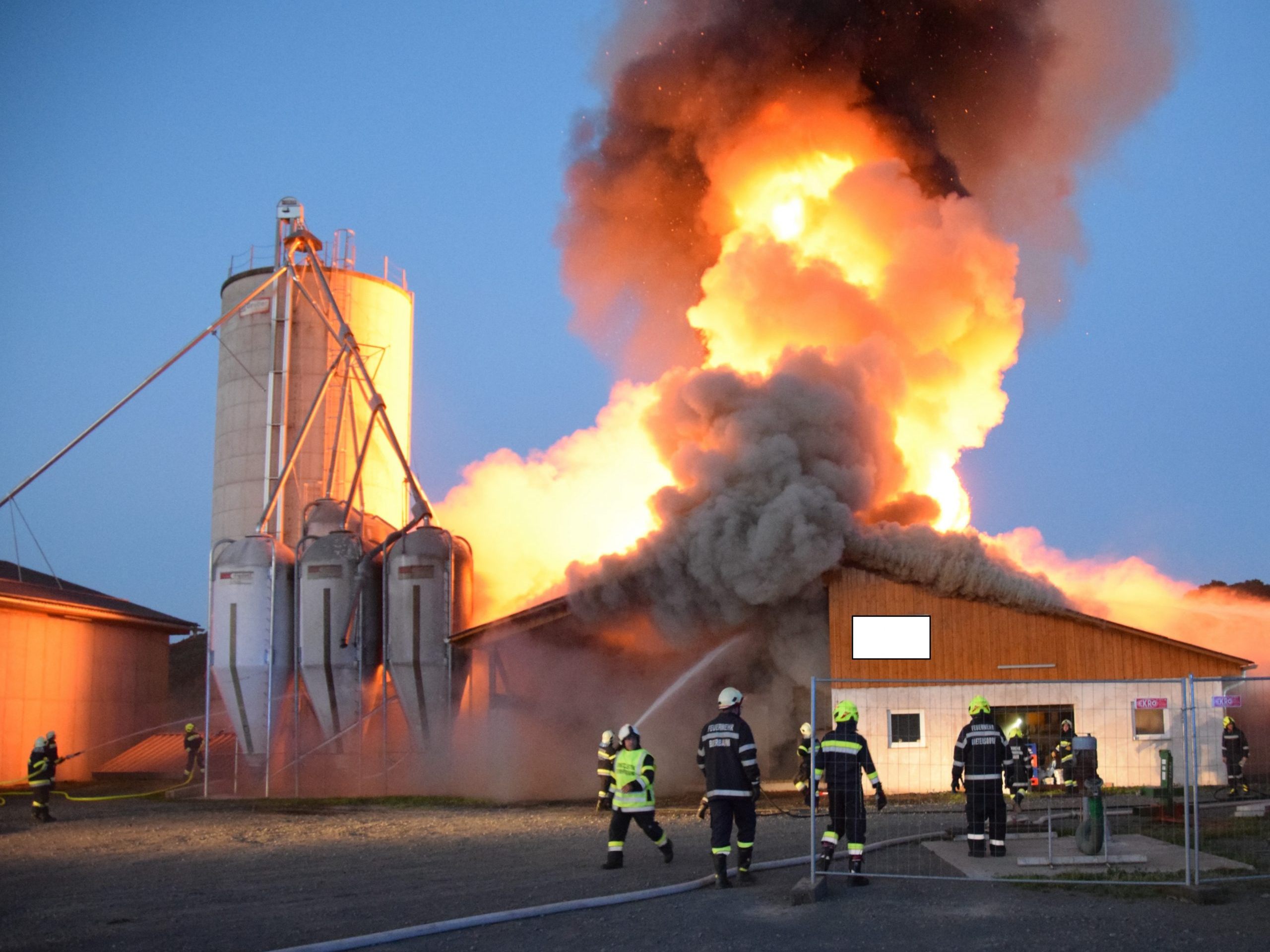 In der Steiermark hat es einen Schweinestall-Brand gegeben. In der Steiermark hat es einen Schweinestall-Brand gegeben.
