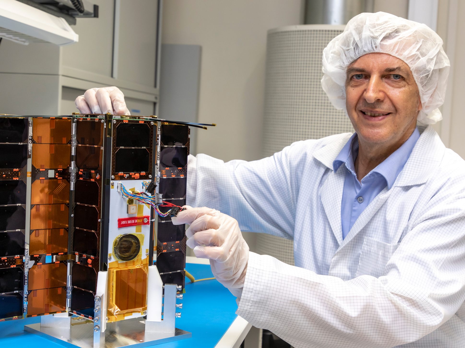 Der Leiter des Instituts für Kommunikationsnetze und Satellitenkommunikation der Technischen Universität (TU) Graz mit dem Kleinsatellit OPS-SAT. Der Leiter des Instituts für Kommunikationsnetze und Satellitenkommunikation der Technischen Universität (TU) Graz mit dem Kleinsatellit OPS-SAT.