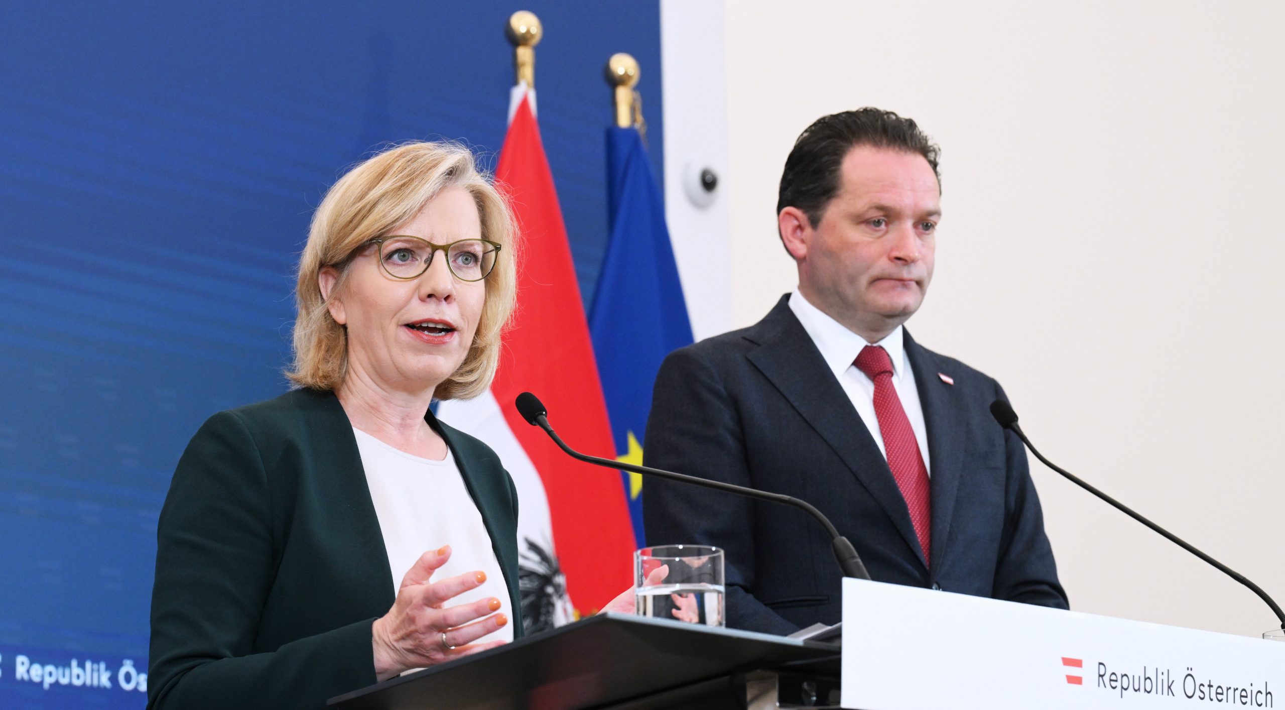 Umweltschutzministerin Leonore Gewessler (Grüne) und Landwirtschaftsminister Norbert Totschnig (ÖVP) während des Pressefoyers im Rahmen des Ministerrates Umweltschutzministerin Leonore Gewessler (Grüne) und Landwirtschaftsminister Norbert Totschnig (ÖVP) während des Pressefoyers im Rahmen des Ministerrates
