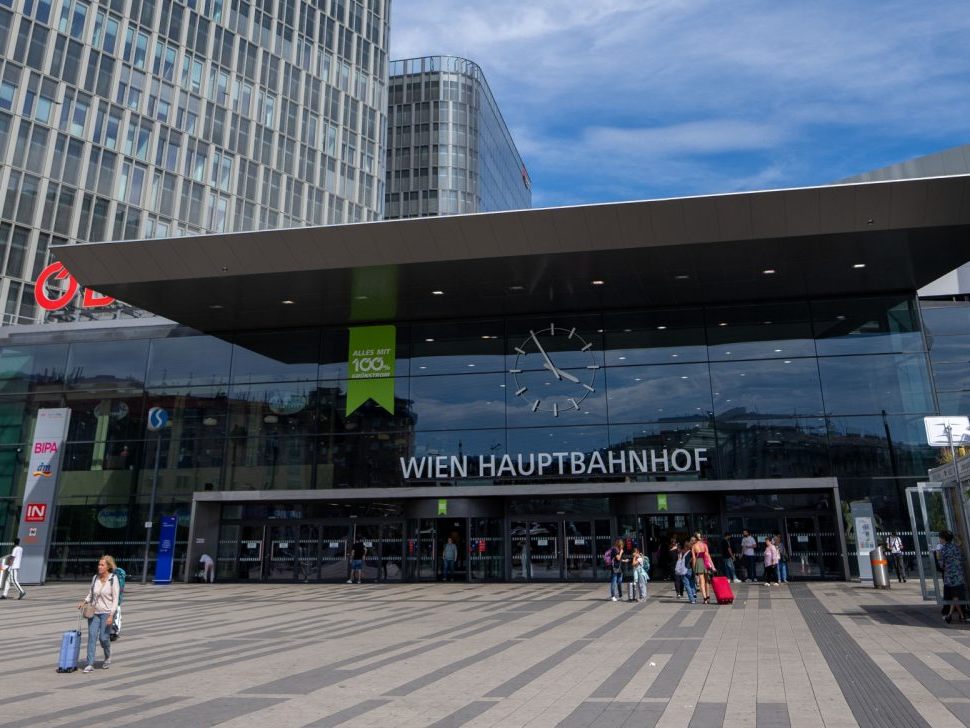 Der Großeinsatz nach der Bombendrohung am Wiener Hauptbahnhof wurde beendet. Der Großeinsatz nach der Bombendrohung am Wiener Hauptbahnhof wurde beendet.