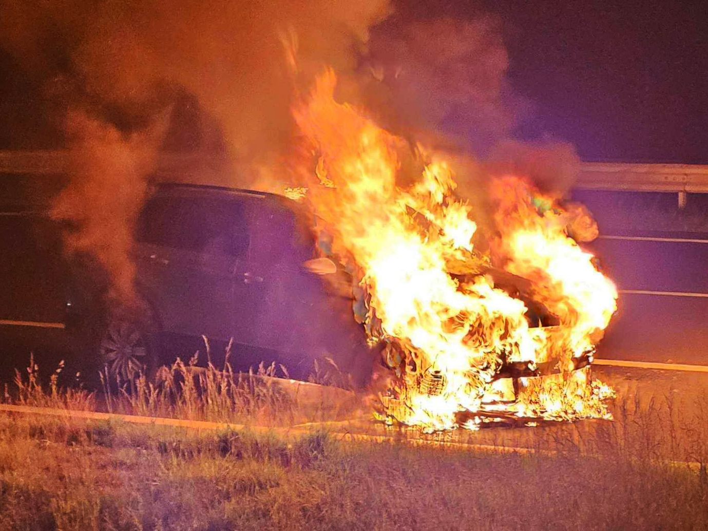 Das Fahrzeug ist komplett ausgebrannt.