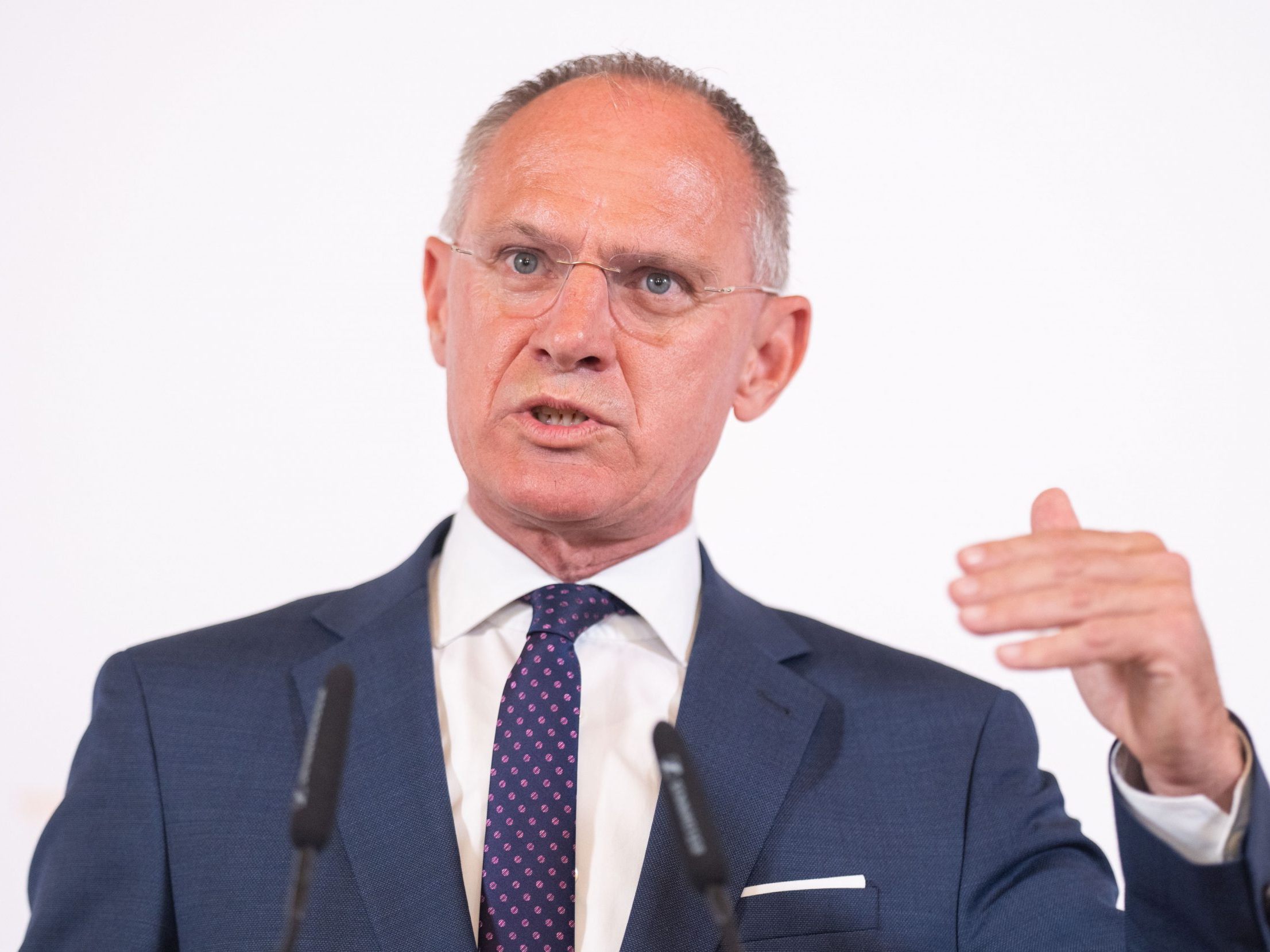 Asyl: Flüchtlinge sollen mehr arbeiten und früh Werte kennenlernen. Asyl: Flüchtlinge sollen mehr arbeiten und früh Werte kennenlernen.