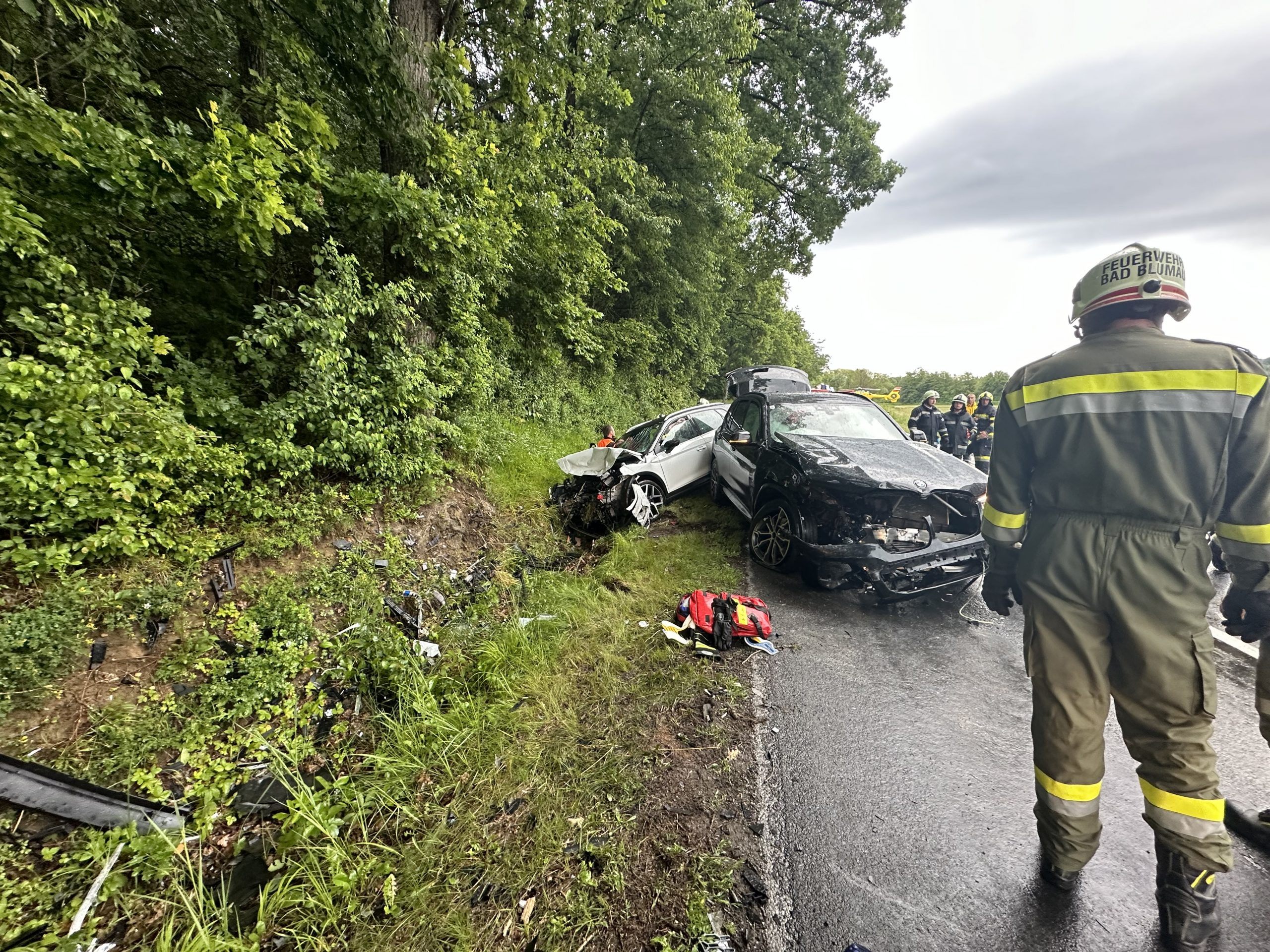 Zwei Pkw-Lenker wurden bei dem Unfall schwer verletzt.