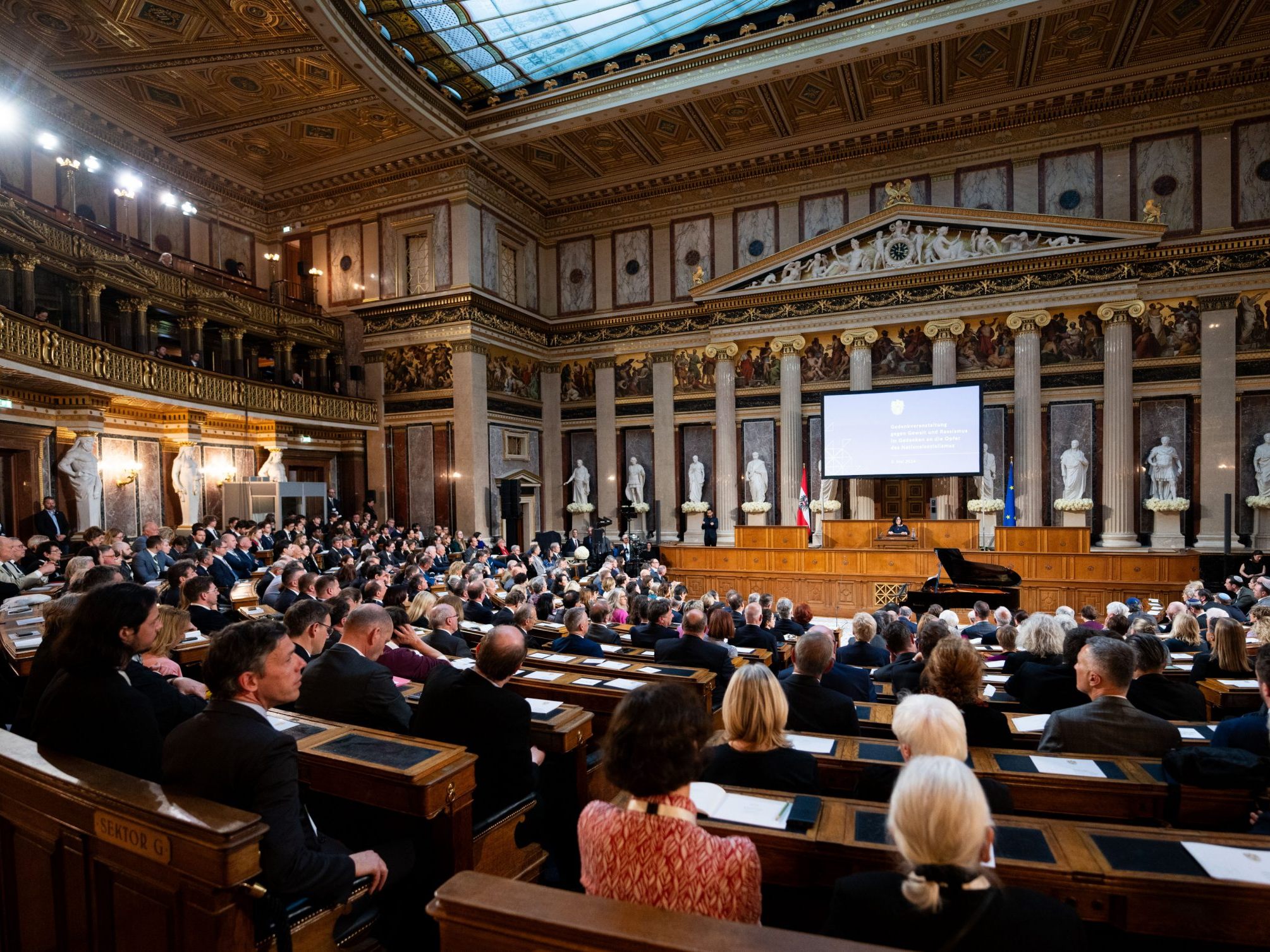 Im Parlament hielt Bundesratspräsidentin Göll eine Rede. Im Parlament hielt Bundesratspräsidentin Göll eine Rede.