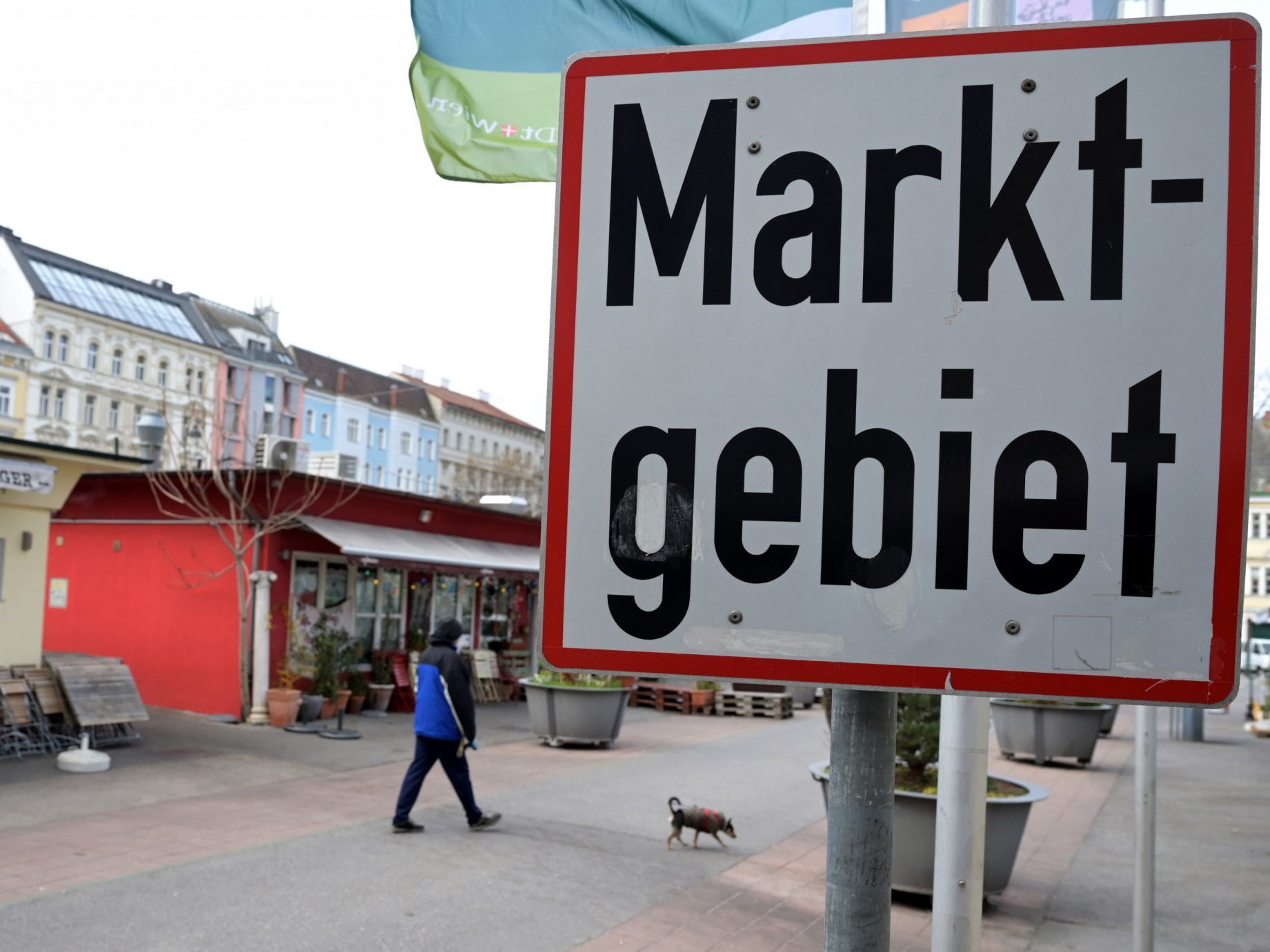 Der traditionelle Wiener Markt wurde mit einer Photovoltaikanlage samt Energiespeicher aufgerüstet.