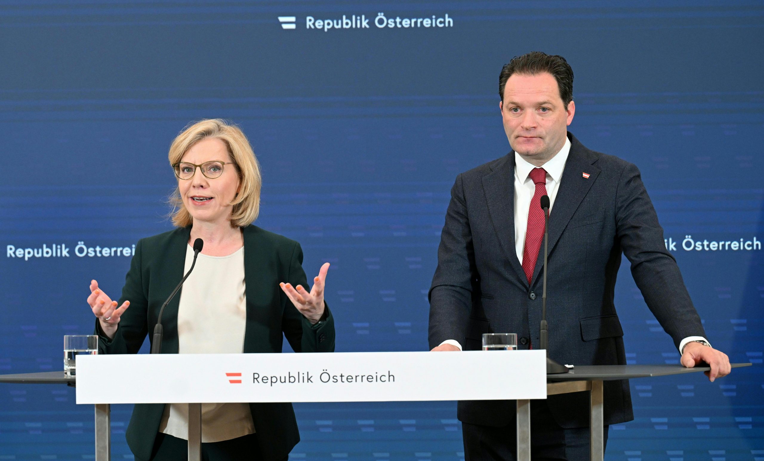 Umweltschutzministerin Leonore Gewessler (Grüne) und Landwirtschaftsminister Norbert Totschnig (ÖVP) während des Pressefoyers Umweltschutzministerin Leonore Gewessler (Grüne) und Landwirtschaftsminister Norbert Totschnig (ÖVP) während des Pressefoyers