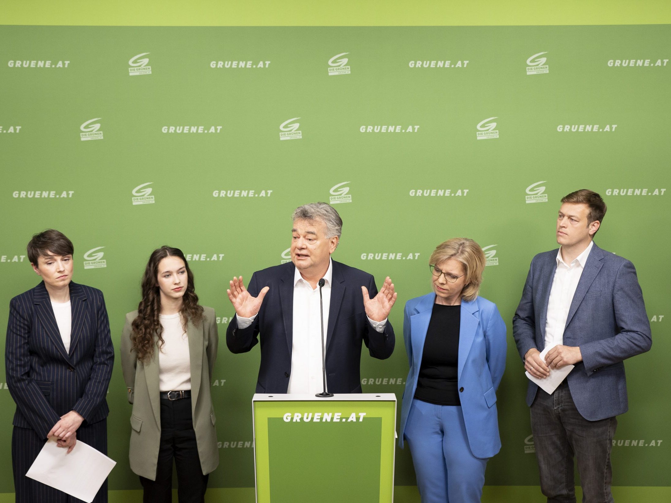 Schilling selbst kommentierte die Vorwürfe inhaltlich nicht.