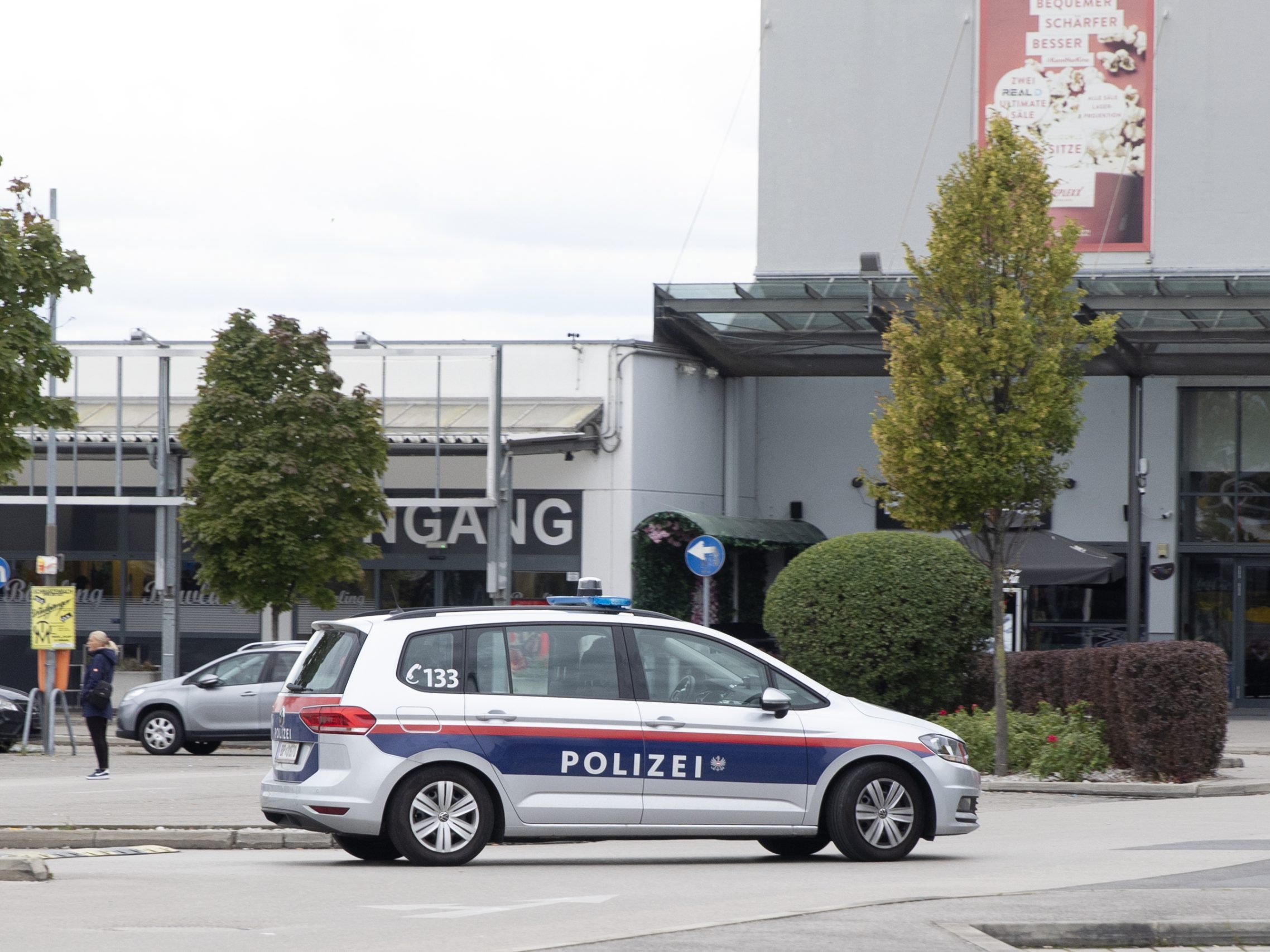 Auf einem Parkplatz eines Einkaufszentrums wurde mehrere Male auf das Opfer gefeuert.