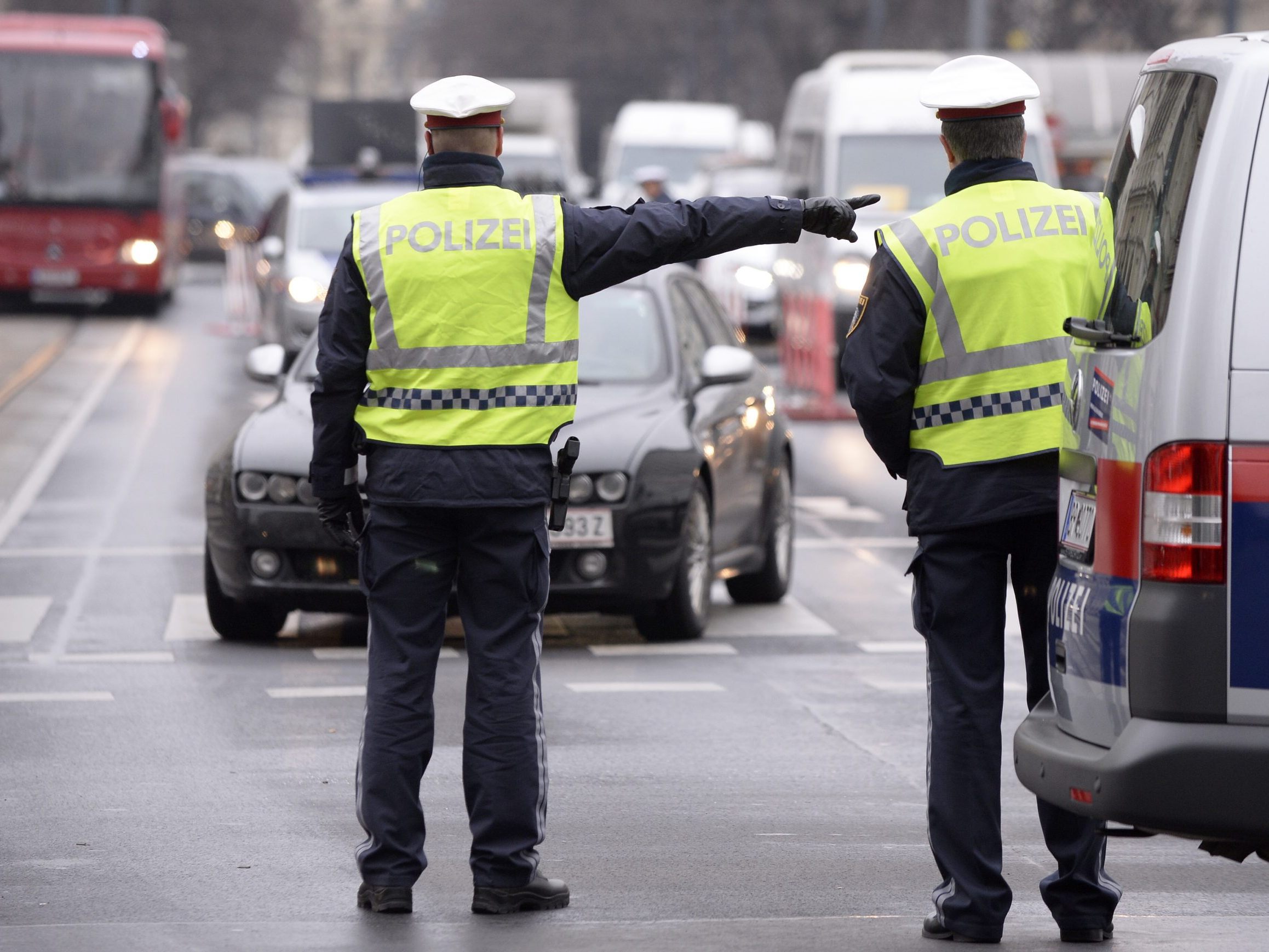 Eine Demo in der Wiener Innenstadt sorgt am Freitag für Verzögerungen bei Verkehr und Öffis. Eine Demo in der Wiener Innenstadt sorgt am Freitag für Verzögerungen bei Verkehr und Öffis.