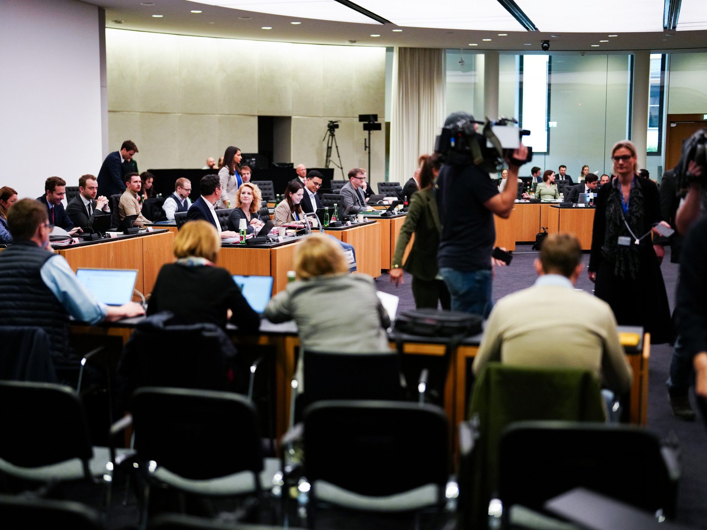 Die letzte reguläre Befragungswoche ist ebenfalls von Absagen geprägt. Die letzte reguläre Befragungswoche ist ebenfalls von Absagen geprägt.