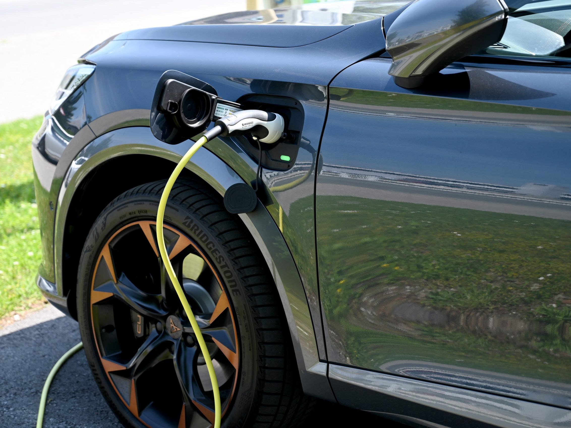 E-Autos werden immer beliebter, nur die hohen Anschaffungskosten und geringe Reichweite schrecken ab.
