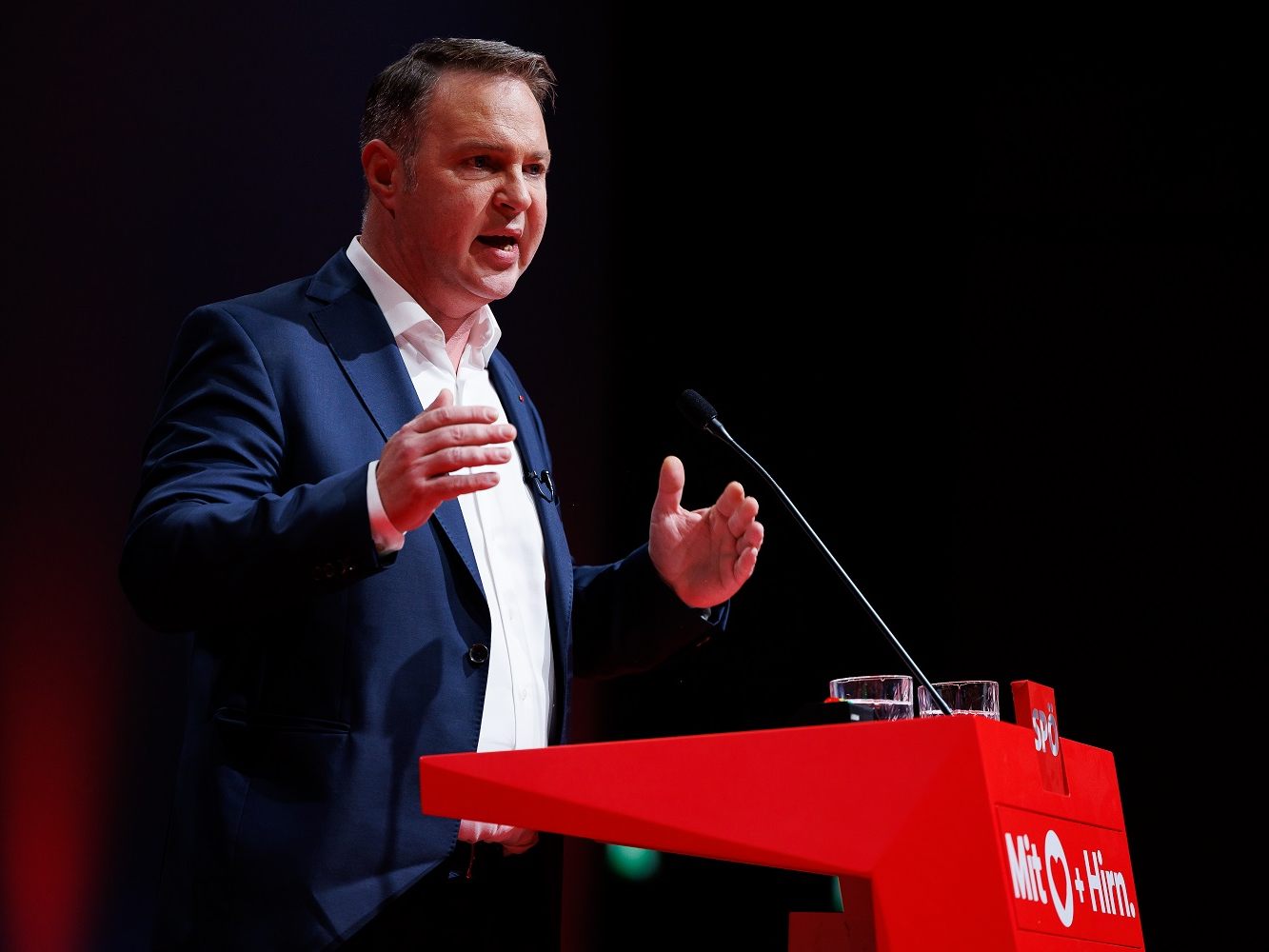 "Wir müssen unser Wasser vor den Folgen der profitgetriebenen Erderhitzung schützen", so SPÖ-Chef Babler. "Wir müssen unser Wasser vor den Folgen der profitgetriebenen Erderhitzung schützen", so SPÖ-Chef Babler.