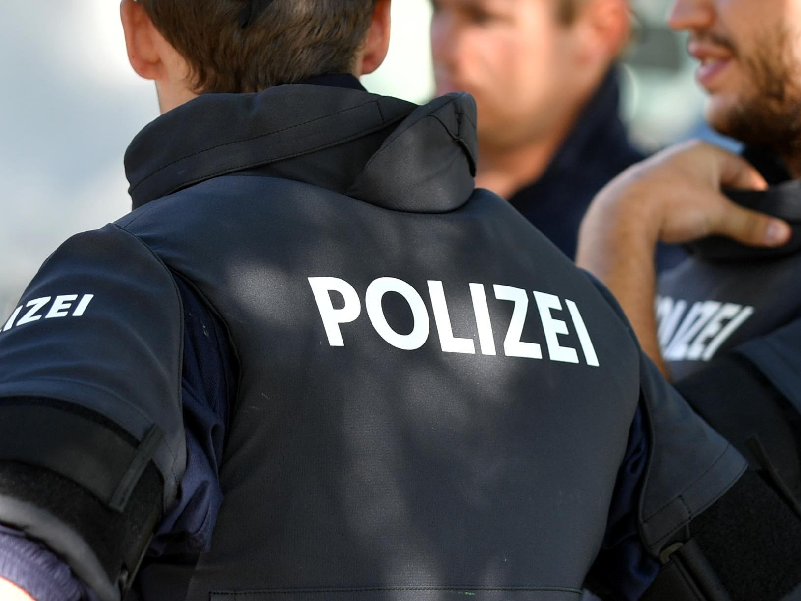 Eine Stichschutzweste rettete einen Wiener Polizisten. Eine Stichschutzweste rettete einen Wiener Polizisten.
