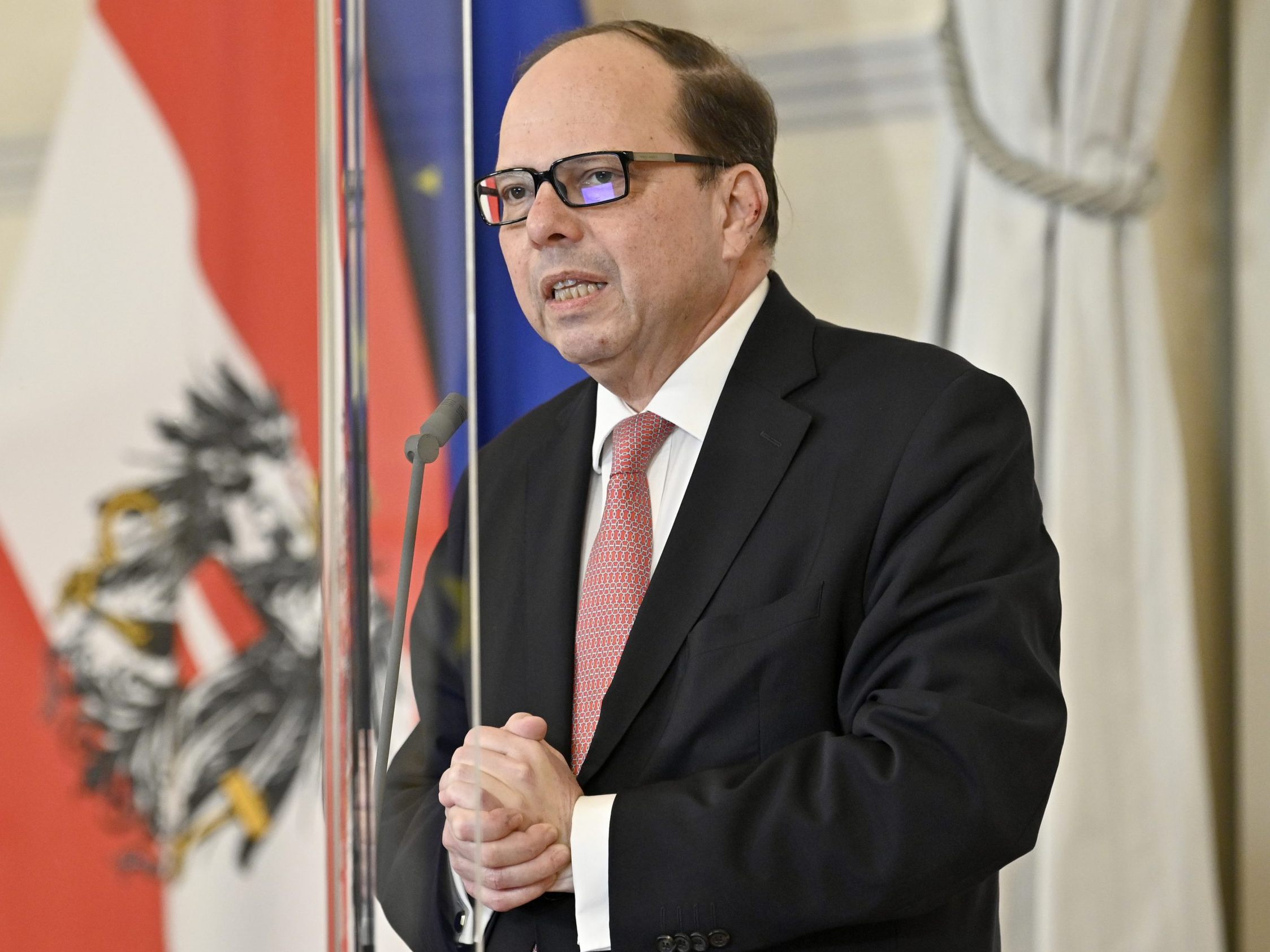 Keine Ermittlungen gibt es gegen Ex-Präsident Szekeres. Keine Ermittlungen gibt es gegen Ex-Präsident Szekeres.