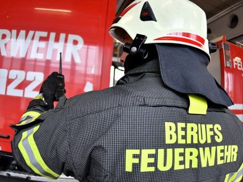Ein Mann musste durch die Brandwohnung in Wien-Liesing ins Freie gebracht werden. Ein Mann musste durch die Brandwohnung in Wien-Liesing ins Freie gebracht werden.