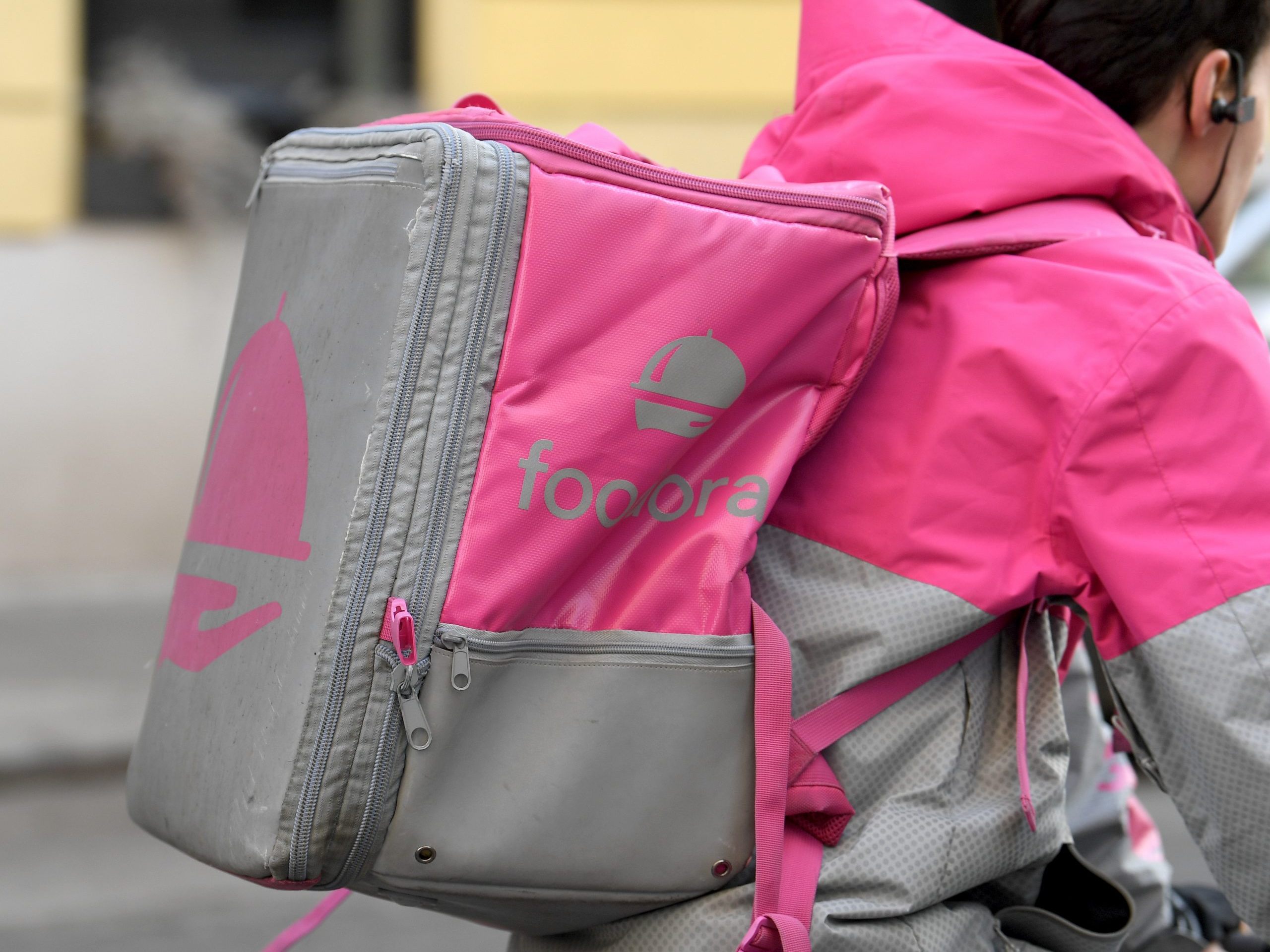 Foodora schließt die eigenen Zustelllager und baut fast 130 Mitarbeiter ab. Foodora schließt die eigenen Zustelllager und baut fast 130 Mitarbeiter ab.