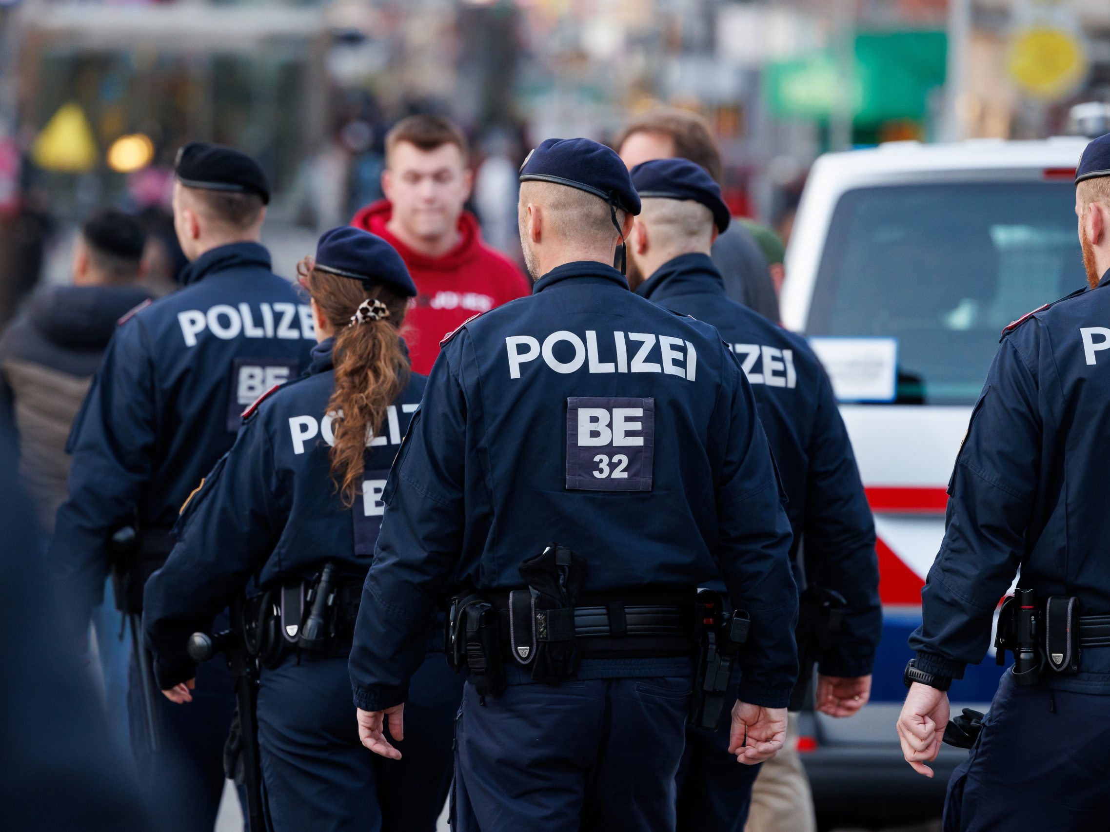 Am Reumannplatz kam es zur blutigen Auseinandersetzung, nun müssen sich Vater und Sohn vor Gericht verantworten.