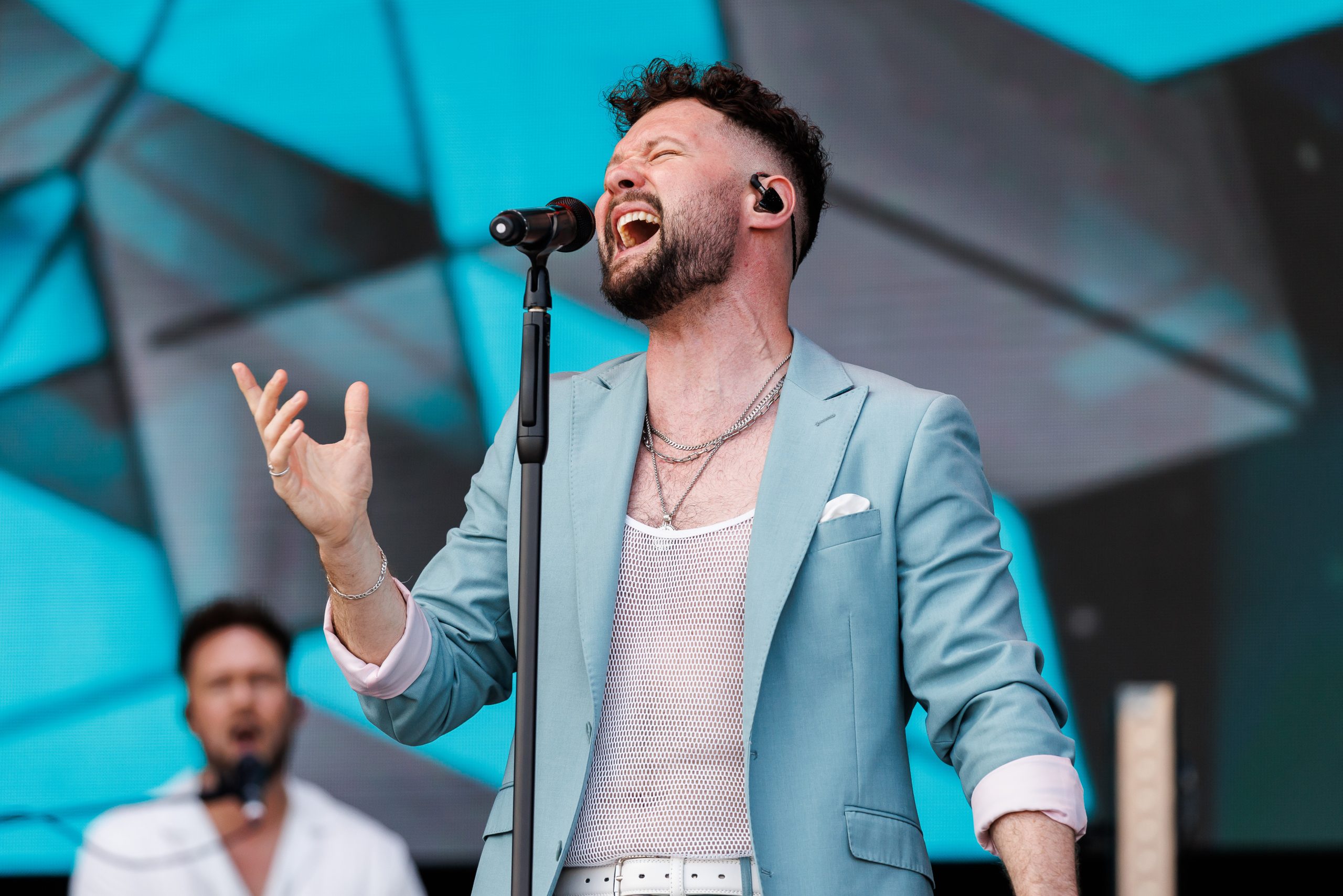 Sänger Calum Scott während eines Konzertes auf der "Space Stage" im Rahmen des "Frequency 2023" am Freitag, 18. August 2023 in St. Pölten.