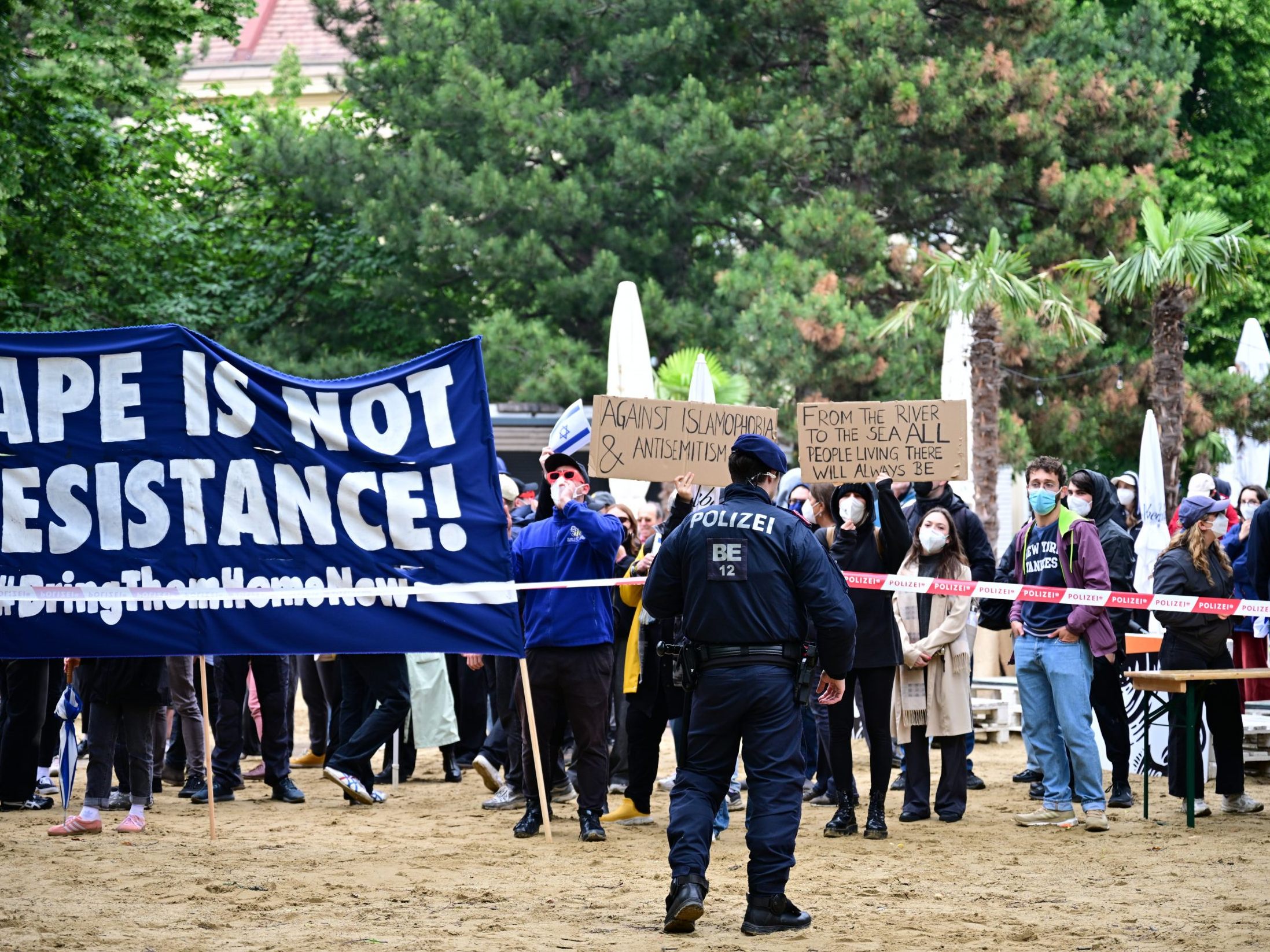 Ein Großaufgebot der Polizei sorgte dafür, dass sich die beiden Gruppen nicht zu nahe kamen. Ein Großaufgebot der Polizei sorgte dafür, dass sich die beiden Gruppen nicht zu nahe kamen.