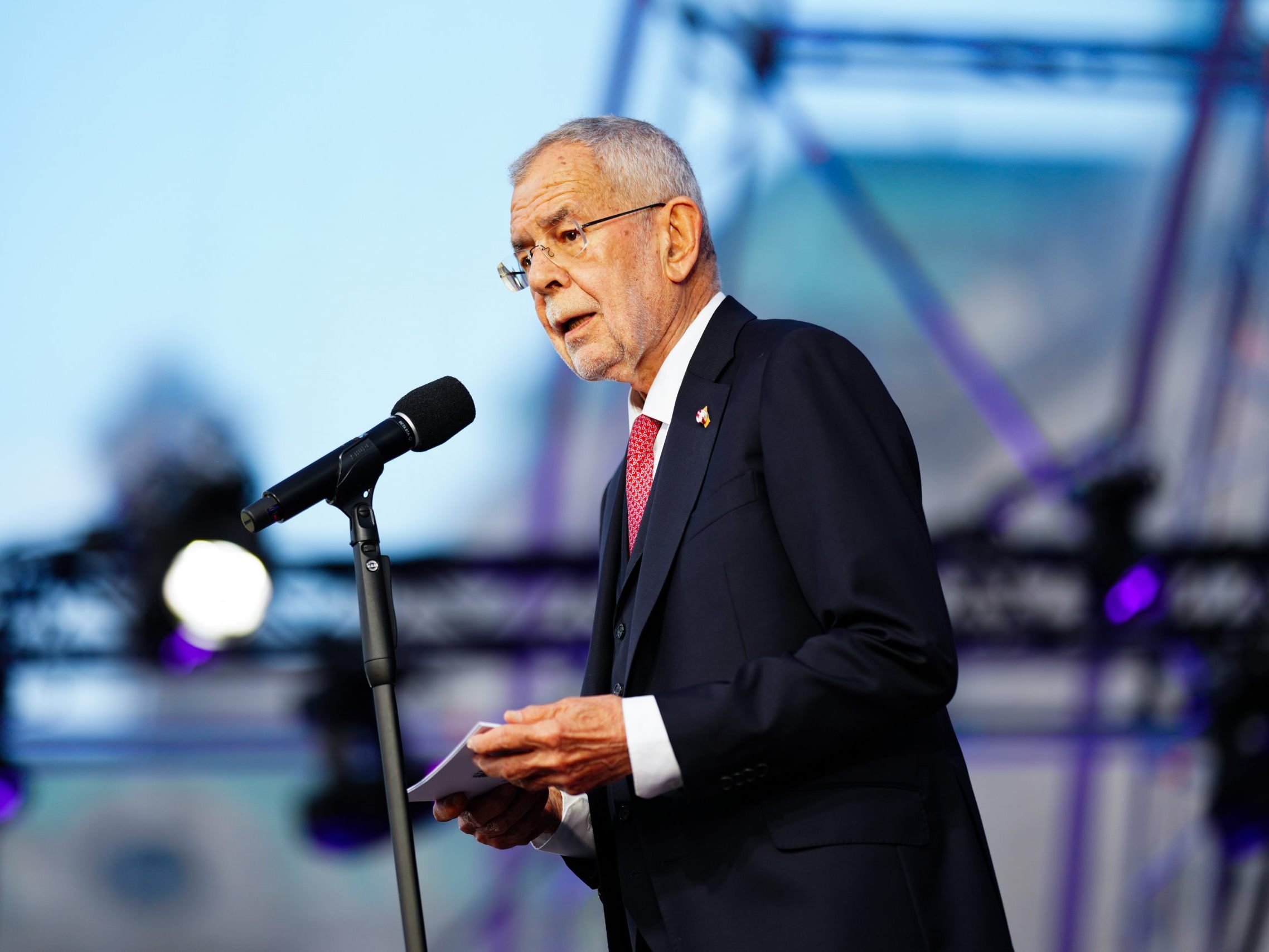 Van der Bellen und seine Kollegen erinnern daran, dass eine Demokratie nicht selbstverständlich sei. Van der Bellen und seine Kollegen erinnern daran, dass eine Demokratie nicht selbstverständlich sei.