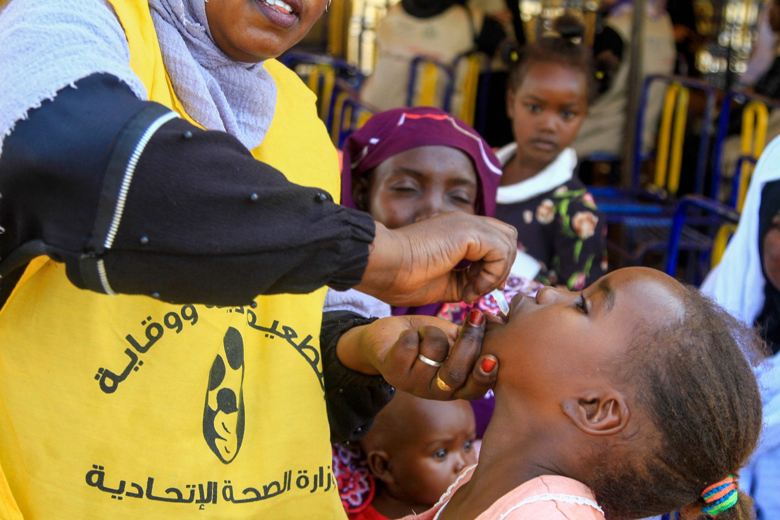 Eine Krankenschwester verabreicht einem Kind in Gedaref im Sudan am 20. November während einer Impfkampagne zur Bekämpfung der Cholera-Epidemie den Cholera-Impfstoff Eine Krankenschwester verabreicht einem Kind in Gedaref im Sudan am 20. November während einer Impfkampagne zur Bekämpfung der Cholera-Epidemie den Cholera-Impfstoff