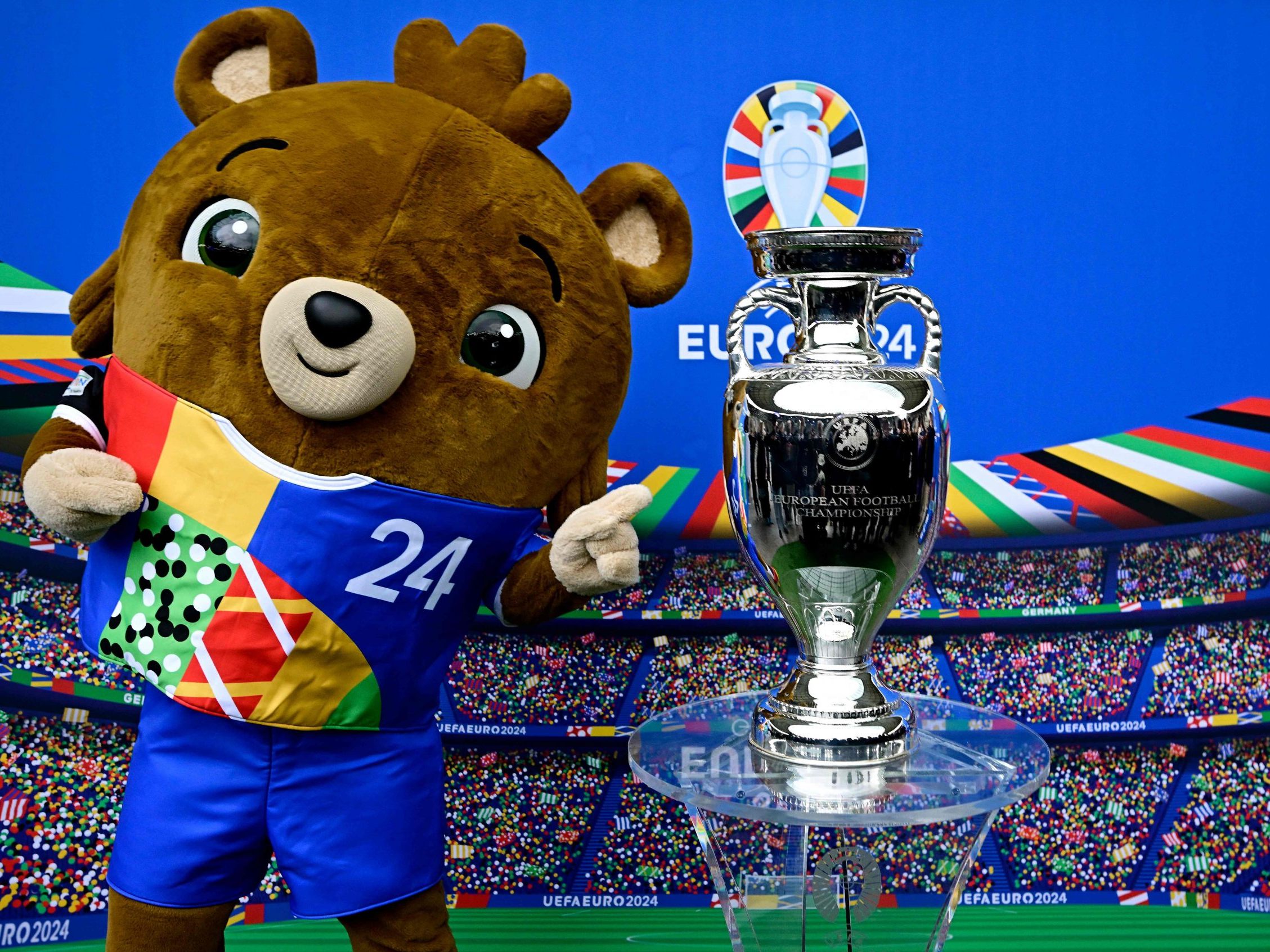 EM-Maskottchen Albärt und der Pokal.