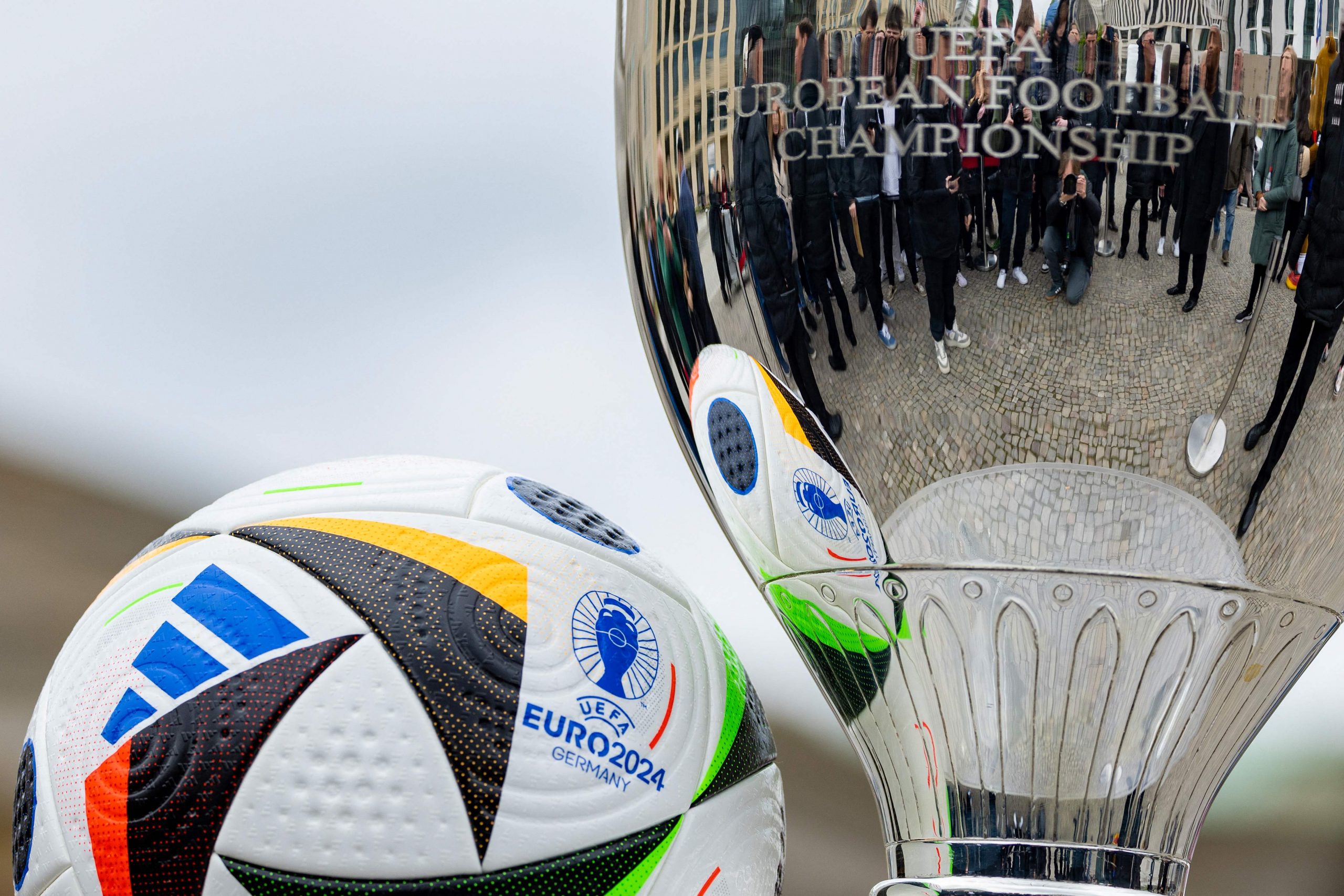 Der Pokal der UEFA Euro 2024 und der offizielle Ball werden am 24. April 2024 öffentlich vor dem Brandenburger Tor in Berlin ausgestellt.  Der Pokal der UEFA Euro 2024 und der offizielle Ball werden am 24. April 2024 öffentlich vor dem Brandenburger Tor in Berlin ausgestellt.