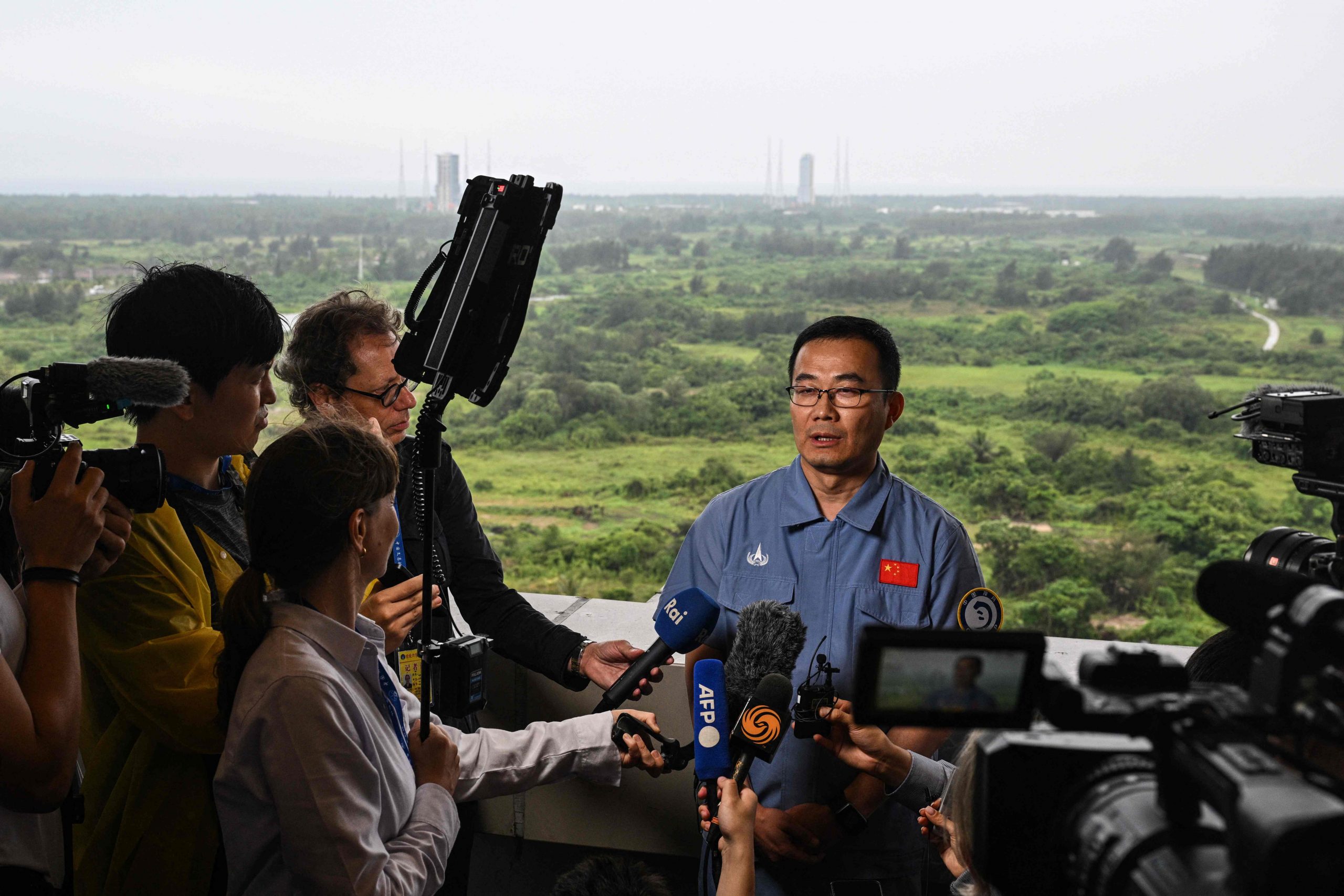 Ge Ping, Experte vom Zentrum für Mondforschung und Raumfahrtingenieurwesen, spricht am 2. Mai 2024 mit den Medien im Weltraumbahnhof Wenchang in der südchinesischen Provinz Hainan. Ge Ping, Experte vom Zentrum für Mondforschung und Raumfahrtingenieurwesen, spricht am 2. Mai 2024 mit den Medien im Weltraumbahnhof Wenchang in der südchinesischen Provinz Hainan.