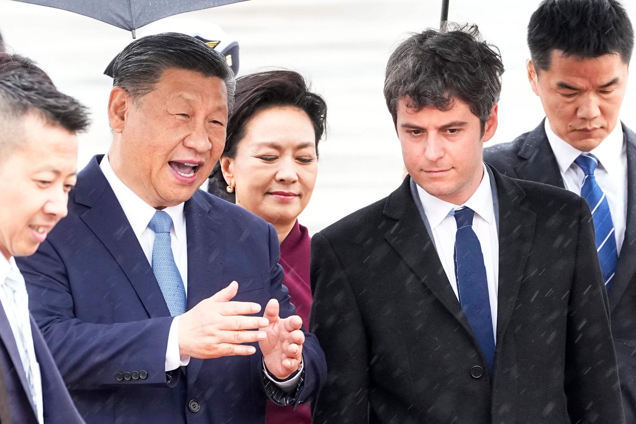Der französische Premierminister Gabriel Attal begrüßt den chinesischen Präsidenten Xi Jinping und dessen Ehefrau Peng Liyuan bei ihrer Ankunft.
