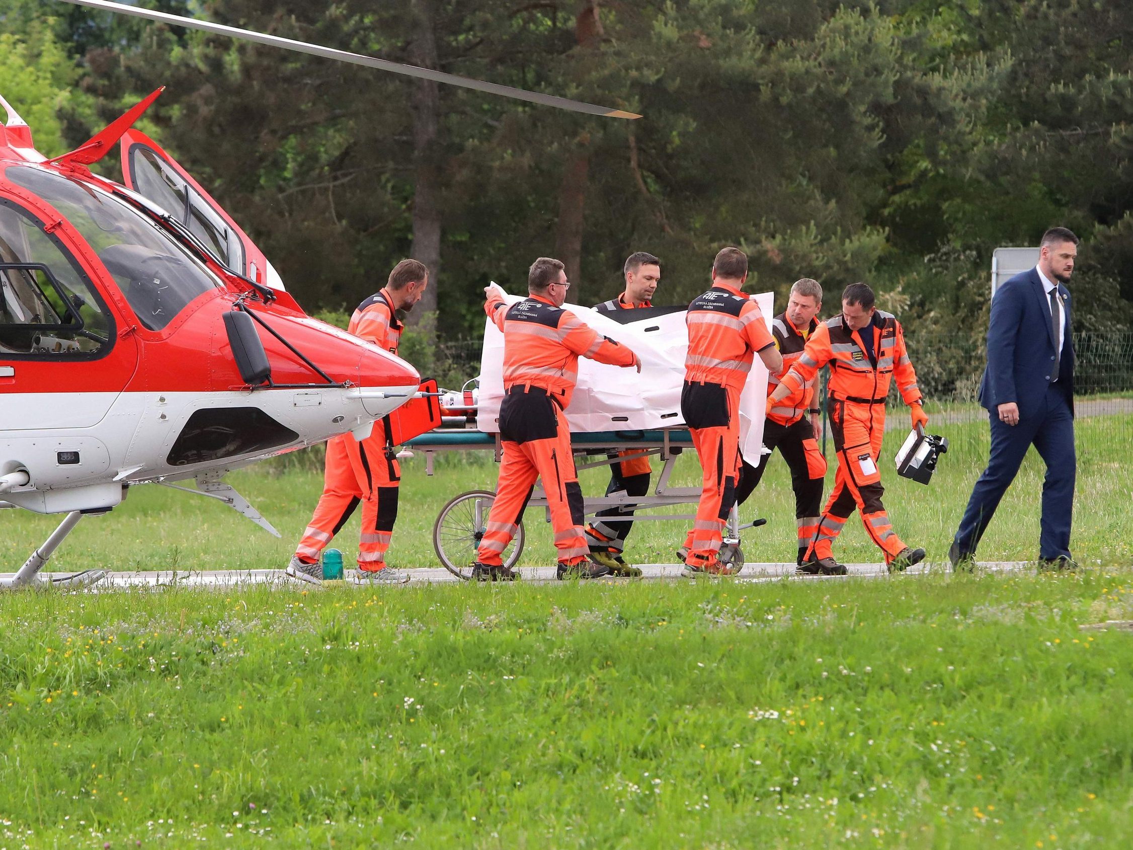 Slowakischer Premier Fico nach Schüssen in Lebensgefahr. Slowakischer Premier Fico nach Schüssen in Lebensgefahr.