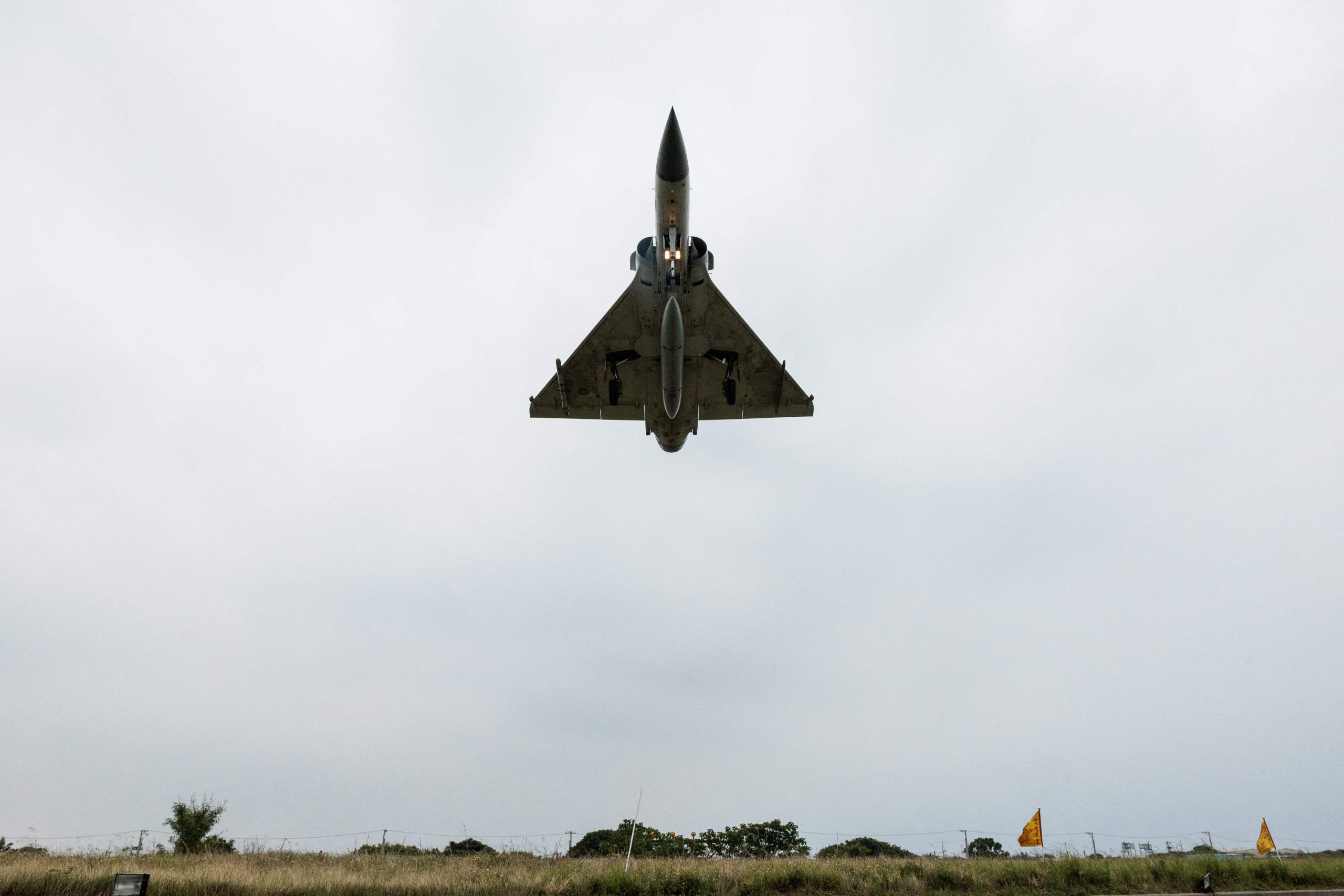 Ein Mirage 2000-Kampfflugzeug der taiwanesischen Luftwaffe nähert sich am 23. Mai 2024 einer Landung auf einem Luftwaffenstützpunkt in Hsinchu im Norden Taiwans. Ein Mirage 2000-Kampfflugzeug der taiwanesischen Luftwaffe nähert sich am 23. Mai 2024 einer Landung auf einem Luftwaffenstützpunkt in Hsinchu im Norden Taiwans.