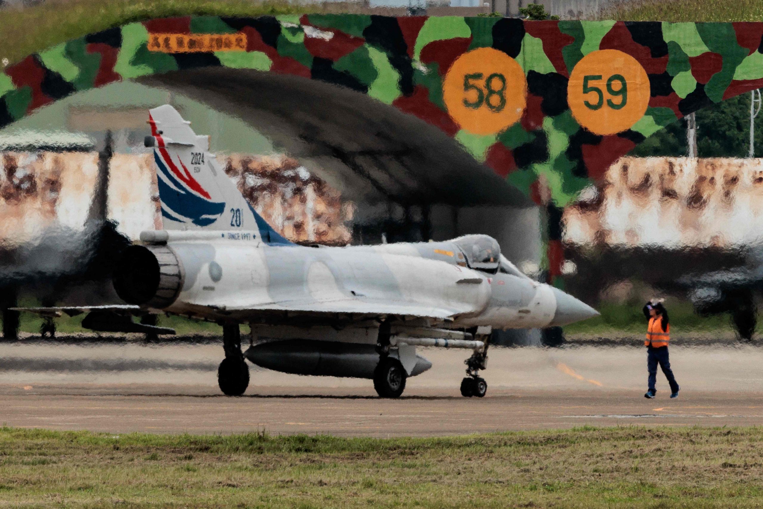 Ein Mirage 2000-Kampfflugzeug der taiwanesischen Luftwaffe bereitet sich am 23. Mai 2024 auf einem Stützpunkt in Hsinchu im Norden Taiwans auf den Start vor. Ein Mirage 2000-Kampfflugzeug der taiwanesischen Luftwaffe bereitet sich am 23. Mai 2024 auf einem Stützpunkt in Hsinchu im Norden Taiwans auf den Start vor.