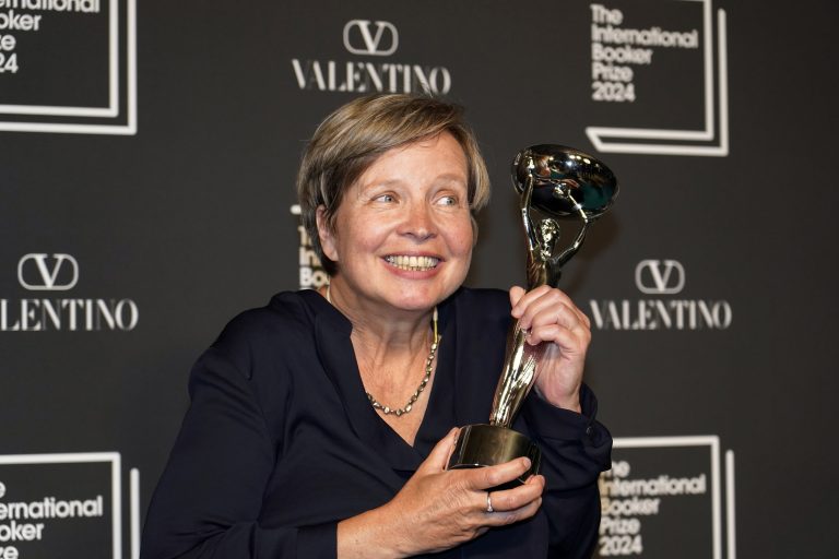 Jenny Erpenbeck, Autorin von 'Kairos', hält die Trophäe nach dem Gewinn des International Booker Prize am Dienstag, den 21. Mai 2024, in London in den Händen.
