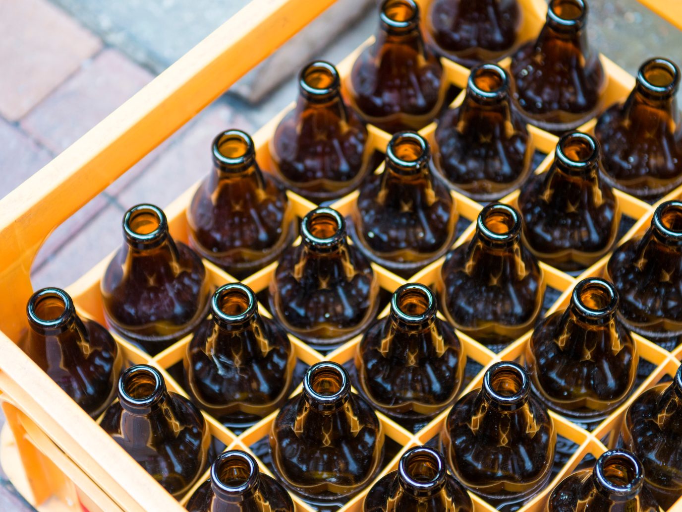 Ein Lkw verlor zahlreiche Bierkisten in Zwettl.