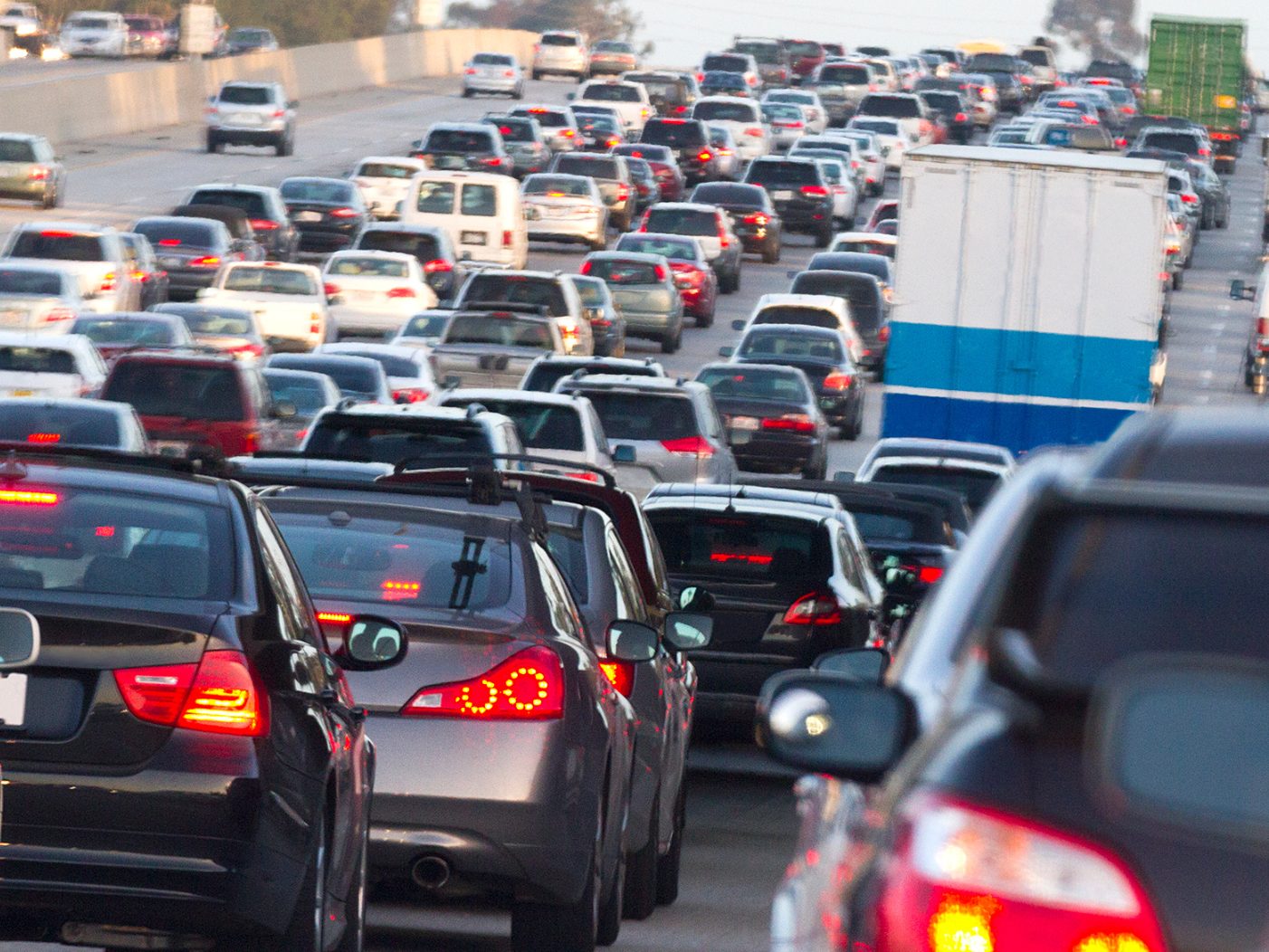 In Salzburg und Tirol sind bereits stundenlange Wartezeiten gemeldet worden.