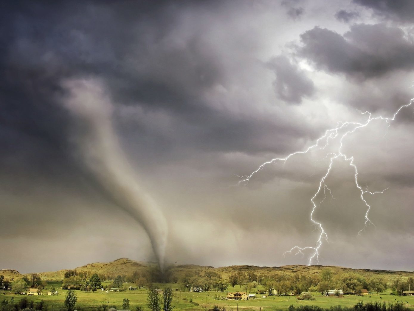 In Österreich sind durchschnittlich vier Tornados pro Jahr zu beobachten. In Österreich sind durchschnittlich vier Tornados pro Jahr zu beobachten.