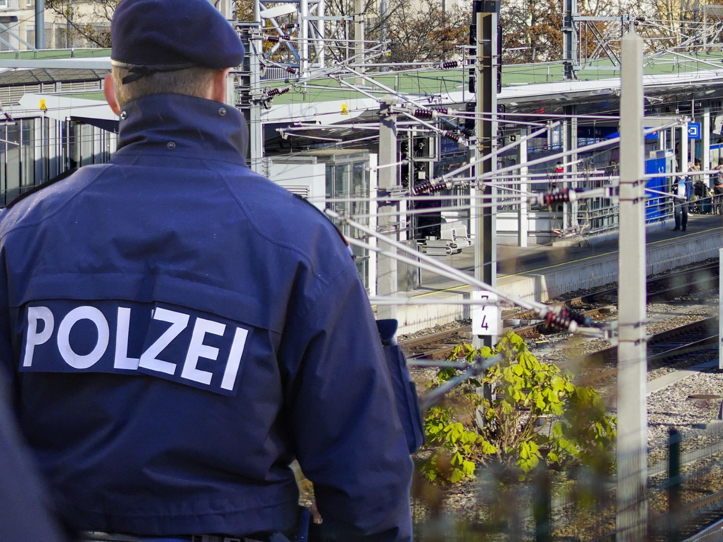 Für zwei Männer klickten am Bahnhof Meidling die Handschellen. Für zwei Männer klickten am Bahnhof Meidling die Handschellen.