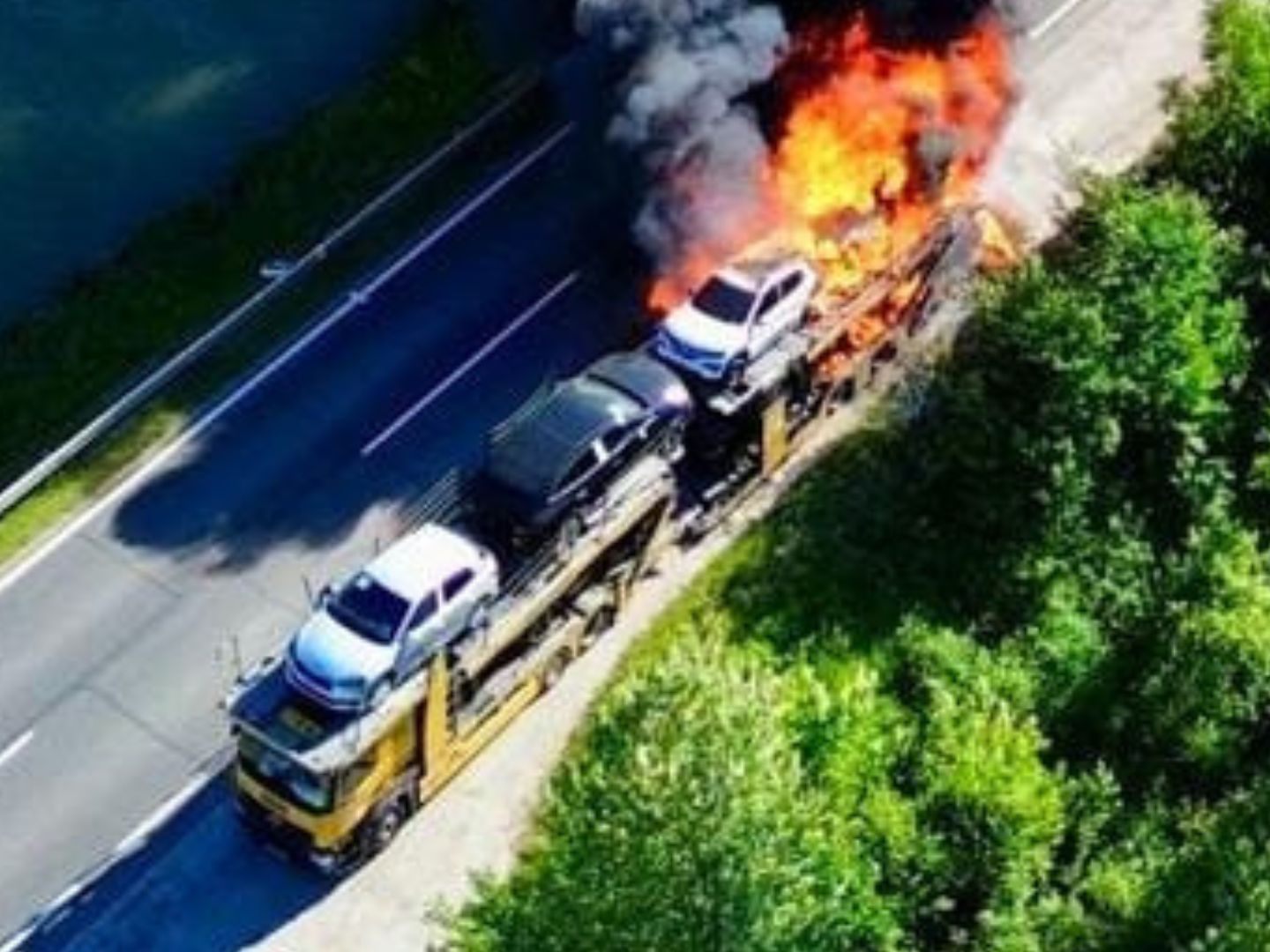 Ein Transporter mit E-Fahrzeugen geriet in Brand.