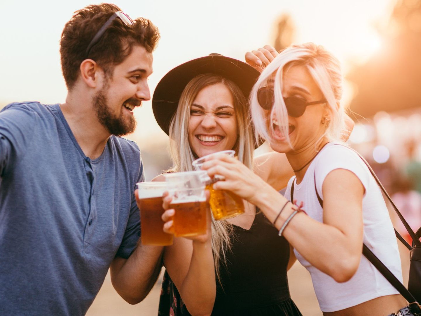 Das Flirtpotenzial bei Festivals & Co. ist hoch. Das Flirtpotenzial bei Festivals & Co. ist hoch.