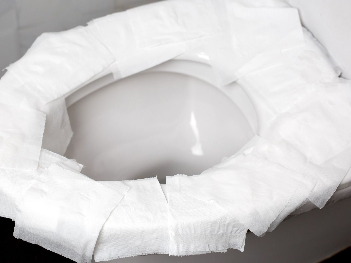 Wieso du kein Toilettenpapier auf die Klobrille legen solltest.