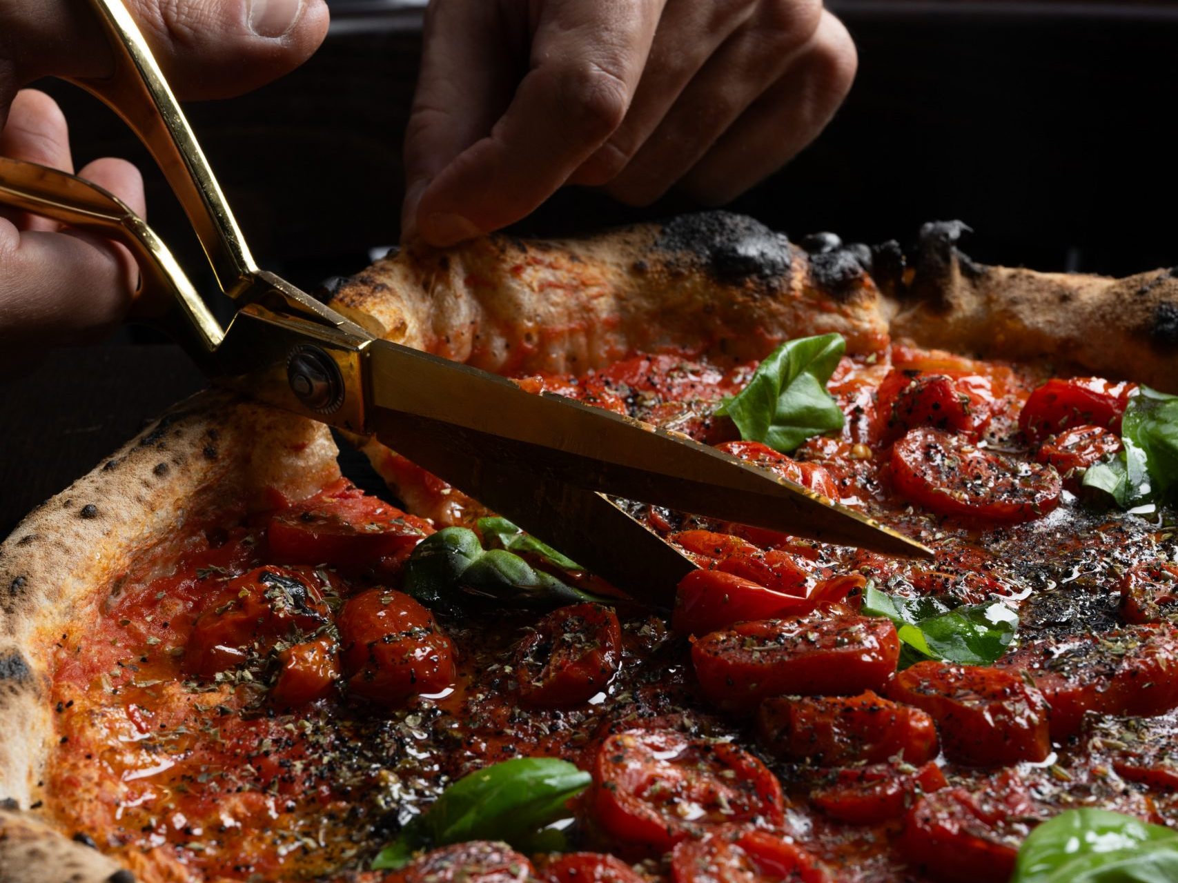 Das ist sie, die "Nero di Marinara" - die beste Pizza Europas, erhältlich in der Via Toledo Enopizzeria in Wien-Josefstadt. Das ist sie, die "Nero di Marinara" - die beste Pizza Europas, erhältlich in der Via Toledo Enopizzeria in Wien-Josefstadt.