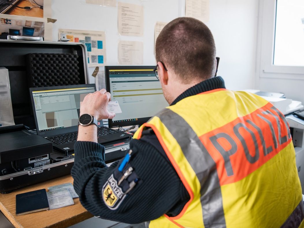 Die gefälschten Dokumente wurden durch die Bundespolizei beschlagnahmt (Symbolbild)